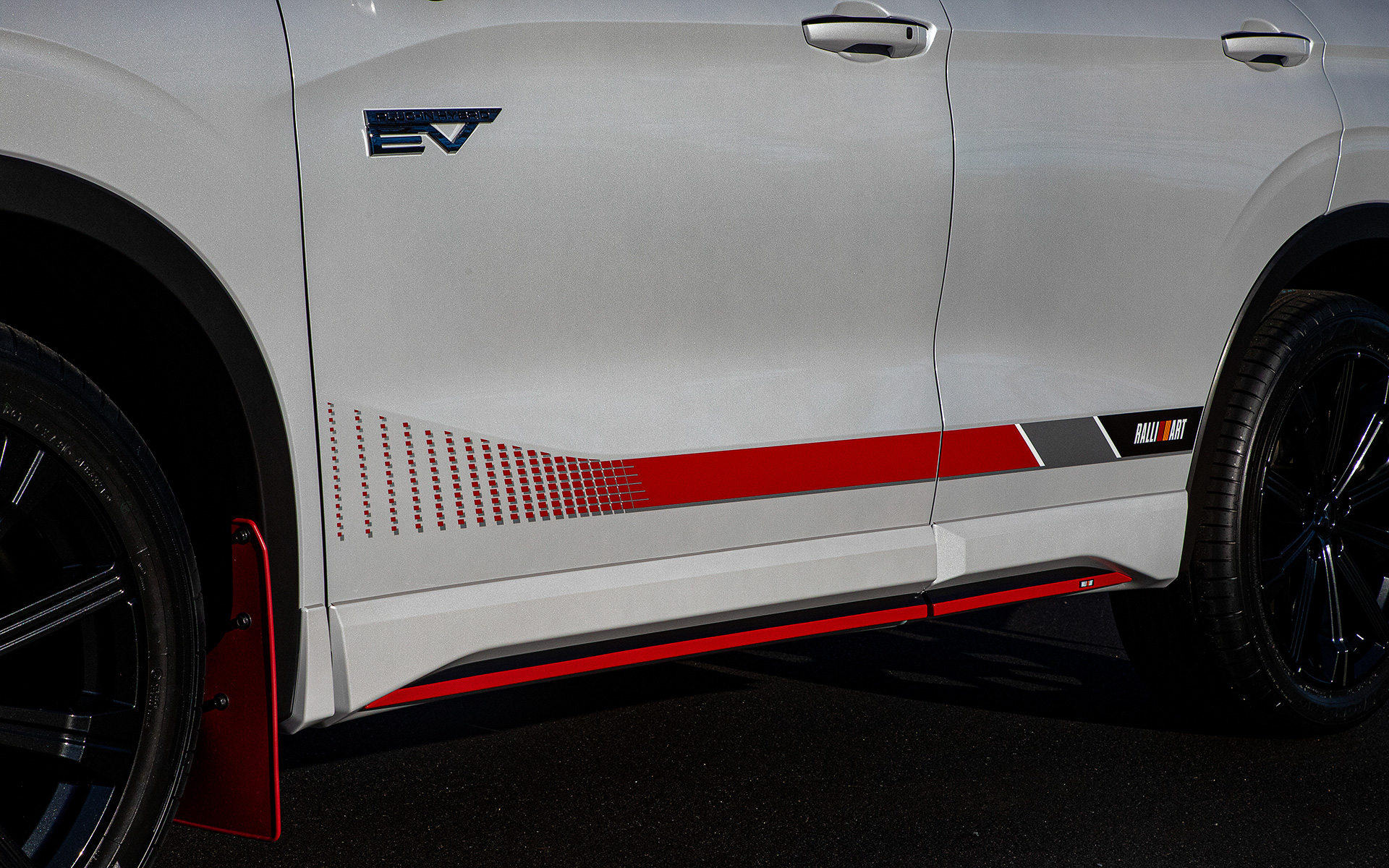 サイドアンダーガーニッシュとサイドデカール（ともに参考出品）