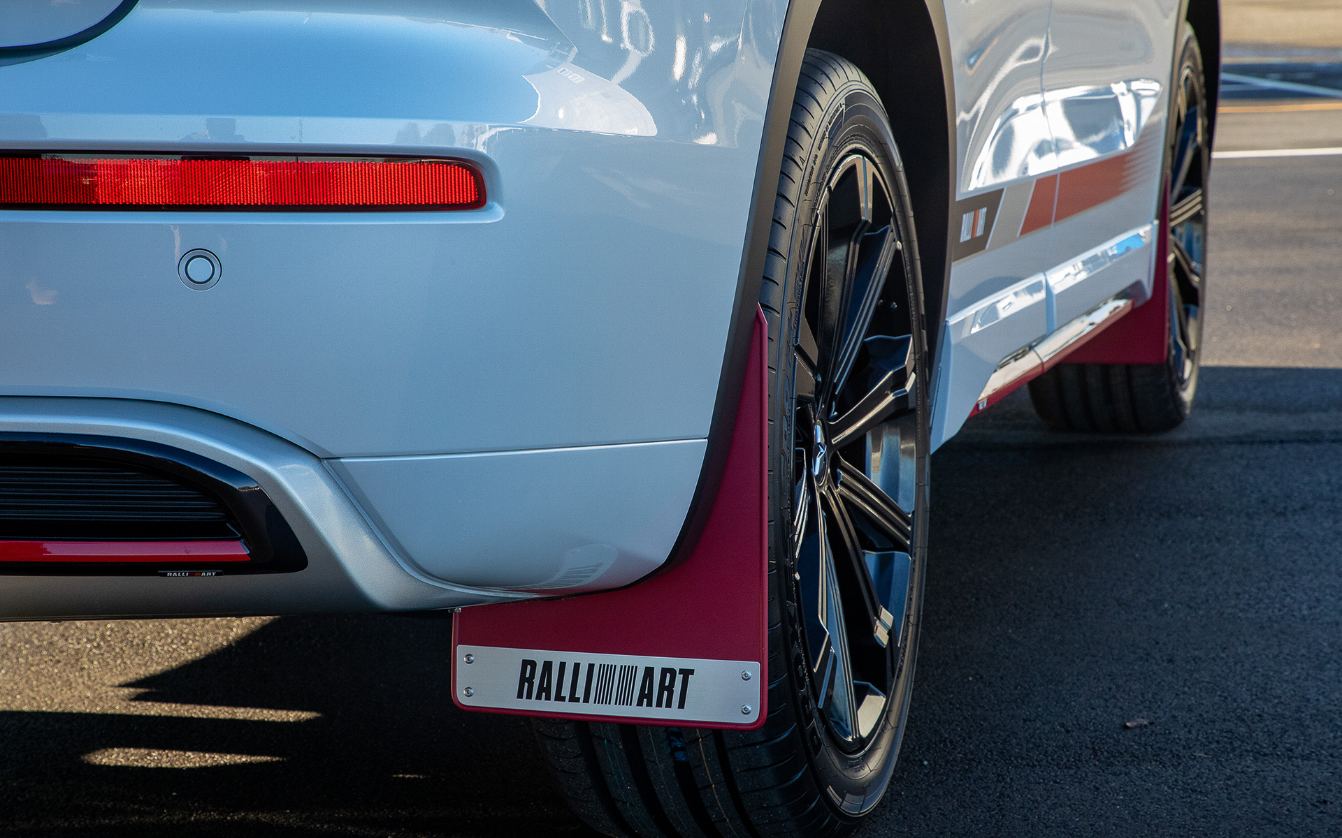 RALLIARTロゴ入りのマッドフラップ（参考出品）