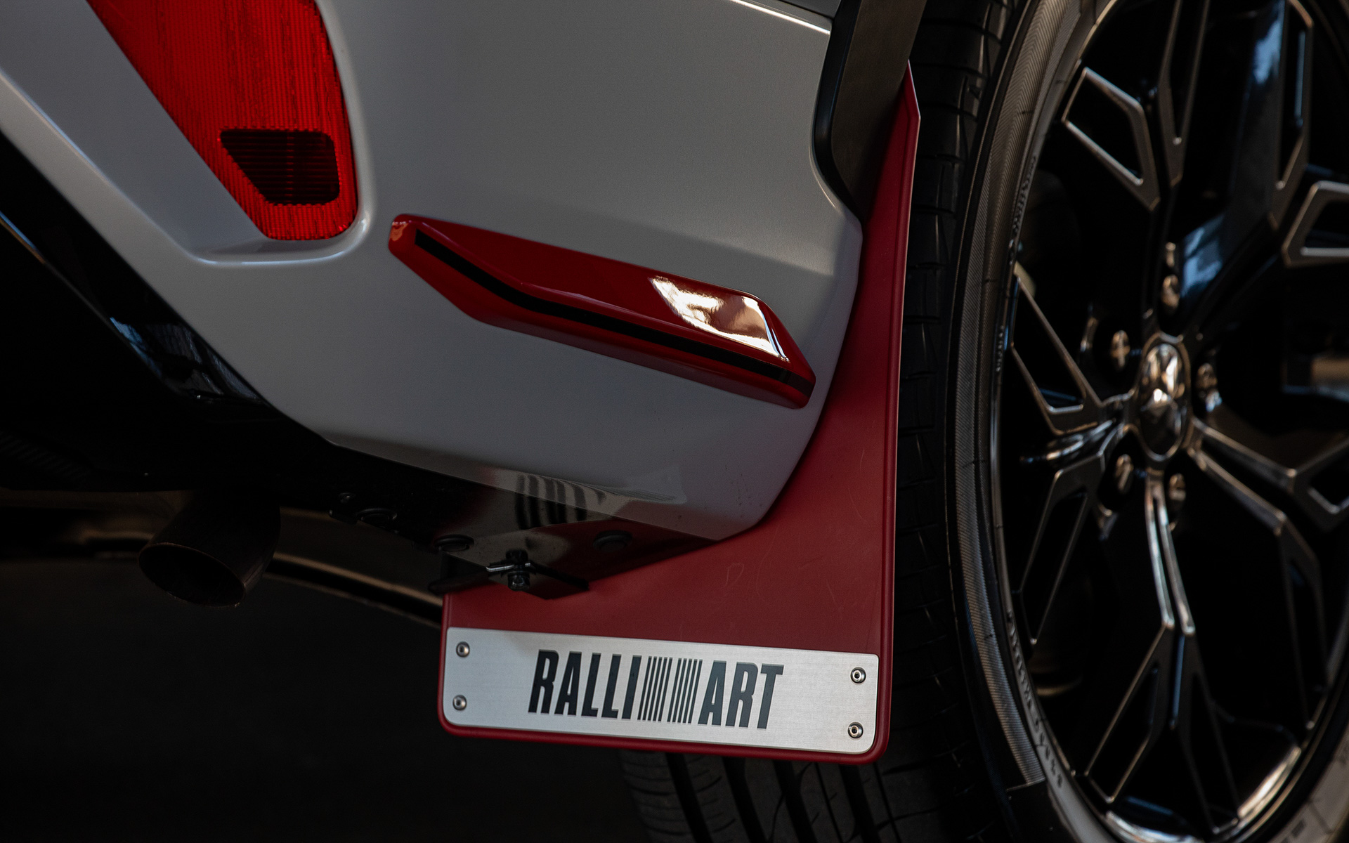 RALLIARTロゴ入りのマッドフラップ（参考出品）