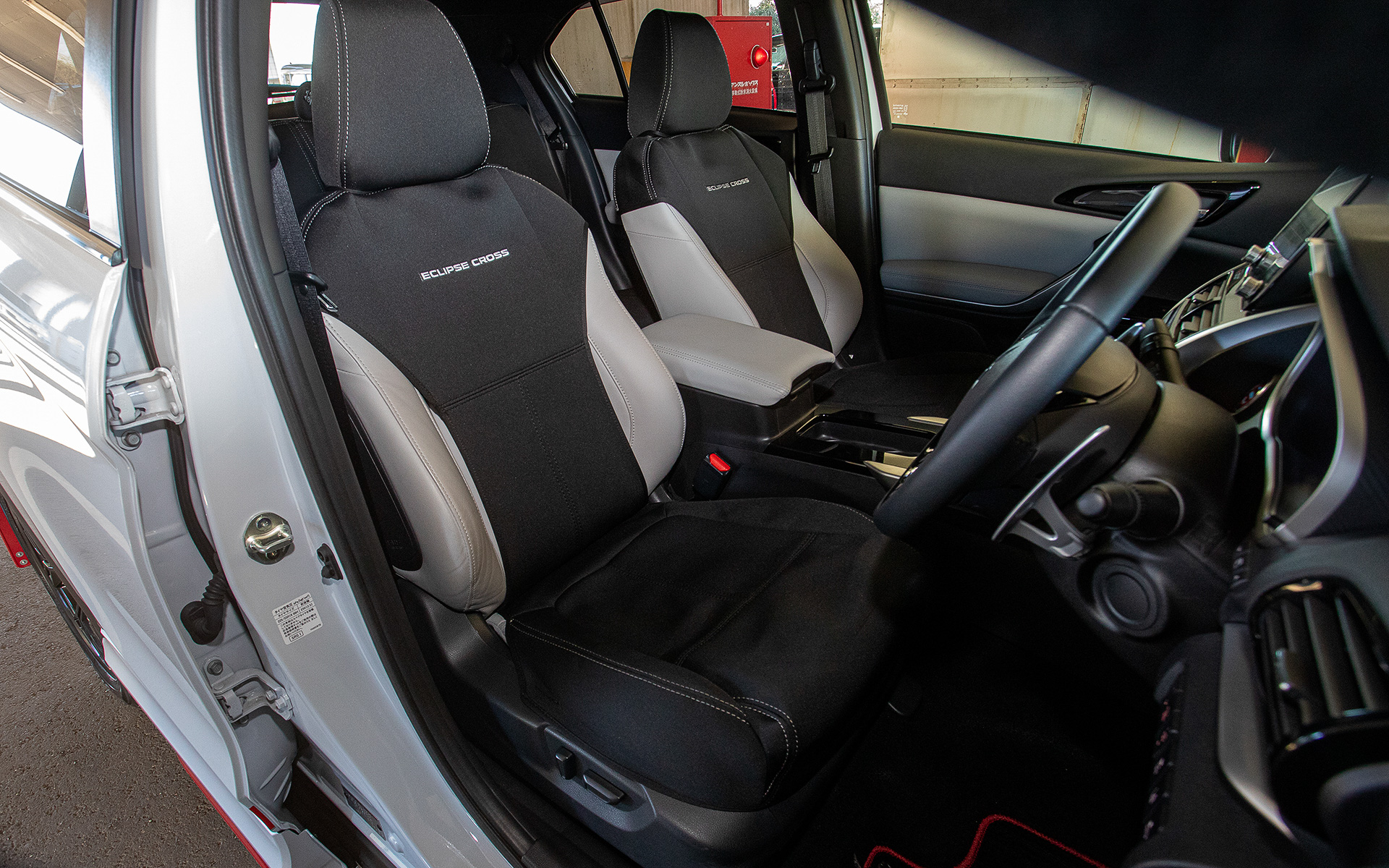 エクリプス クロス Ralliart Styleのインテリア。フロント、リアとも市販品のシートカバーを装着（価格6万8156円）