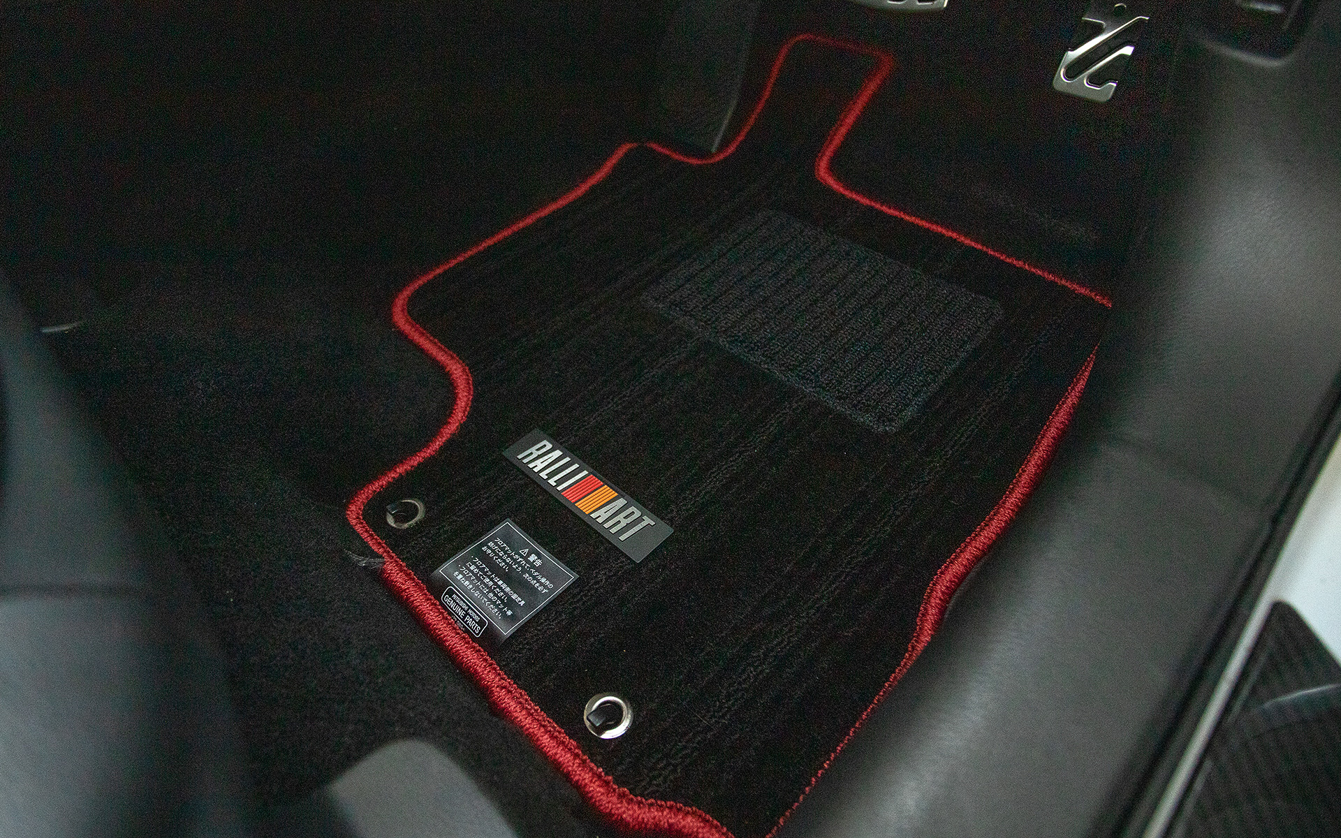 参考出品のフロアマット。デザインはアウトランダー、エクリプス共通