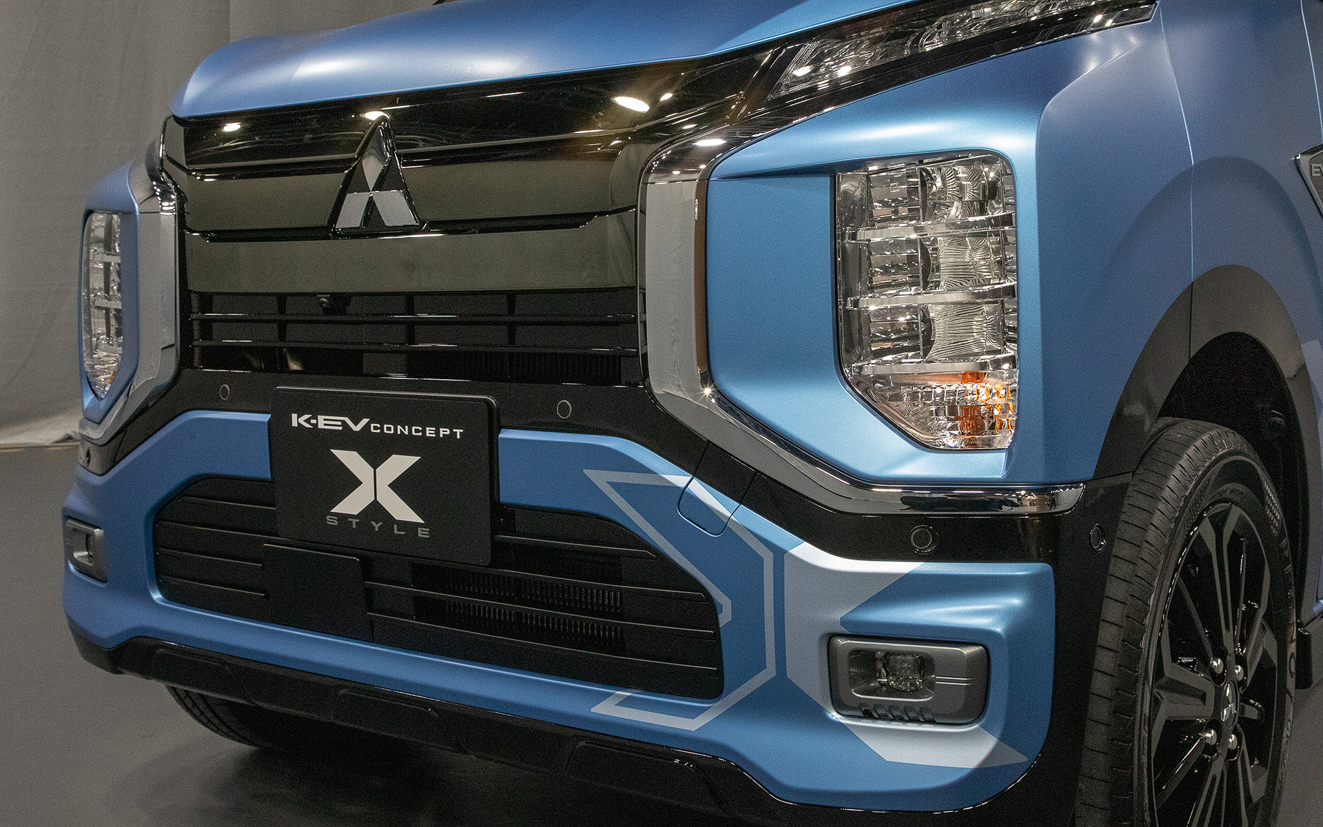 EVなのでフロントグリルの空気取り入れ穴は省かれたようす