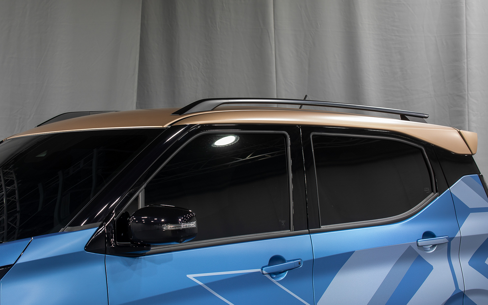 モーターコイルをイメージしたカッパー色のルーフ