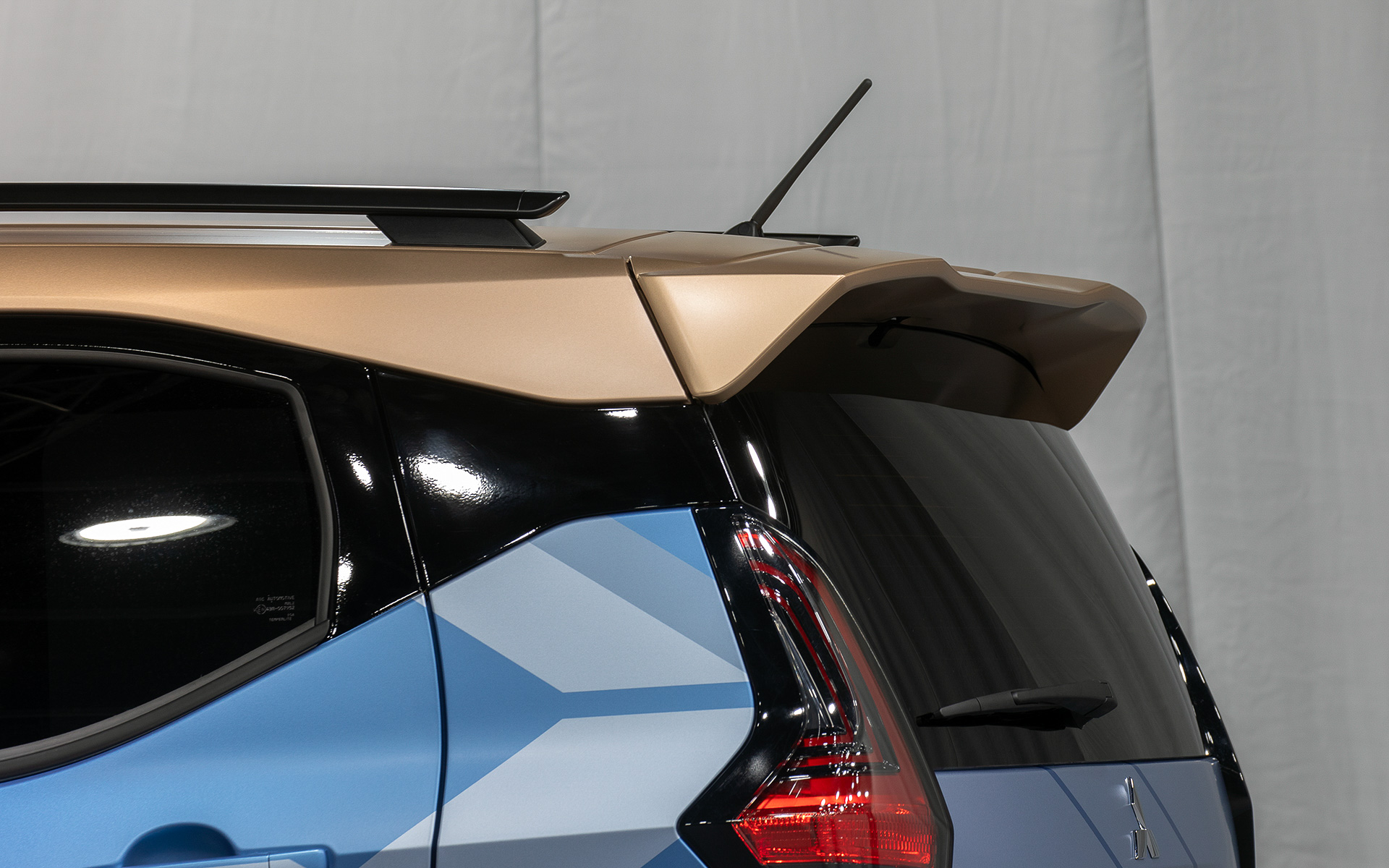 テールゲートスポイラーを装着