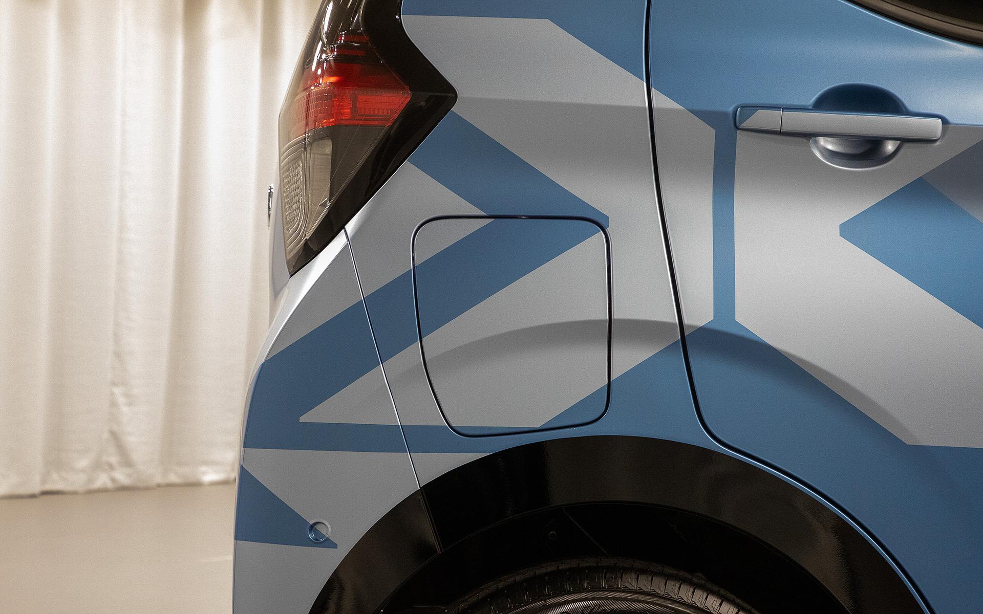 給電リッドは右側