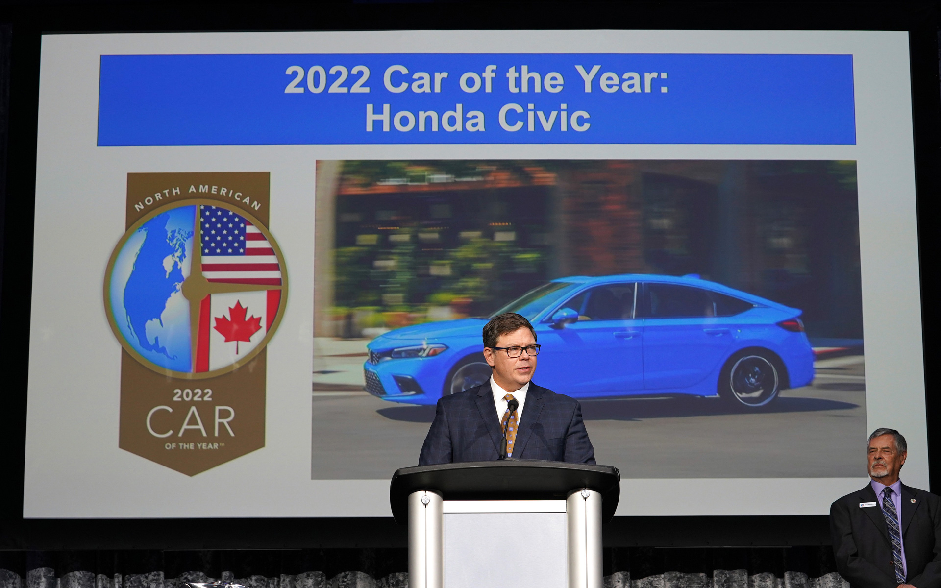写真は米国ミシガン州デトロイトで開催された2022 North American Car, Truck and Utility Vehicle of the Year Awardsの受賞式においてスピーチする、ホンダノースセントラルゾーンマネージャーのMatt Almond氏