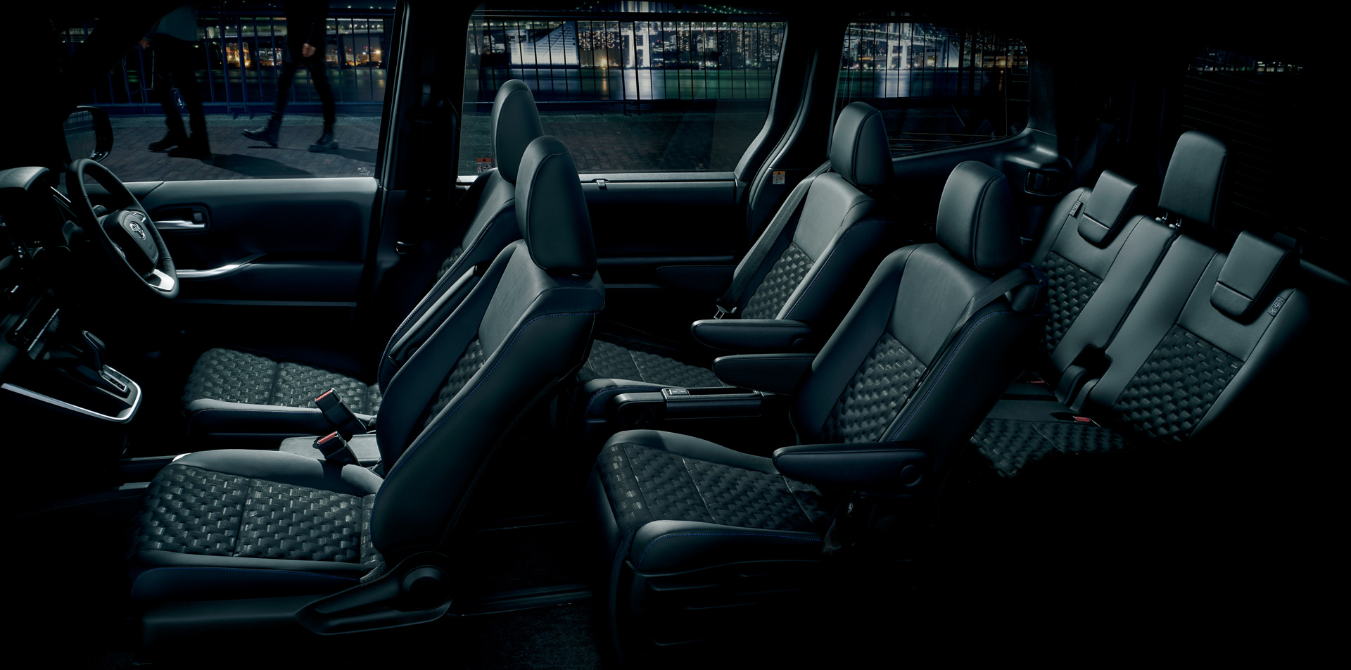 ヴォクシー：S-Z（ハイブリッド・2WD・7人乗り）内装色：ブラック＜オプション装着車＞