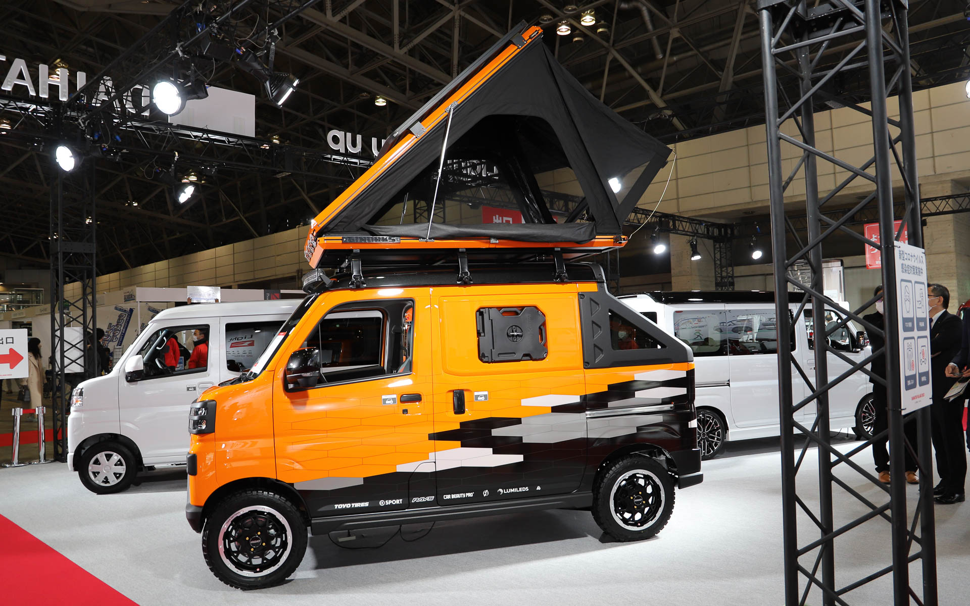 「アトレー デッキバン」にポップアップテントを取り付け、荷台ではアヒルのおもちゃが気持ちよさそうに泳いでいる