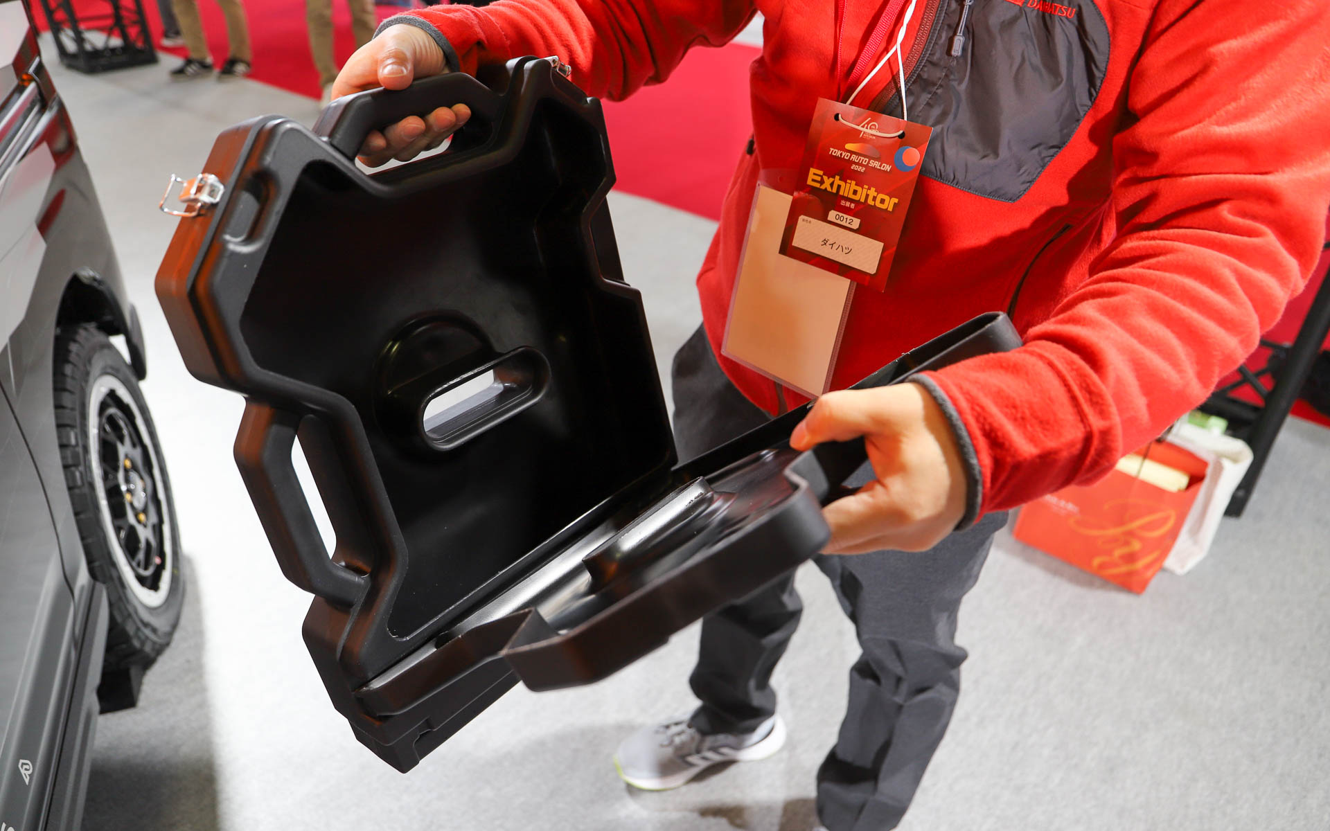 スライドドアに取り付けられているボックスは、工具を入れたり、濡れたものを入れたり、使い方は自由自在