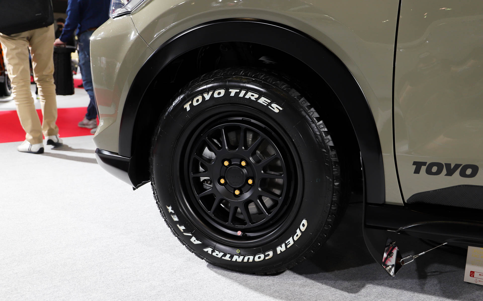 悪路も難なく走れそうなアウトドアテイストな足下