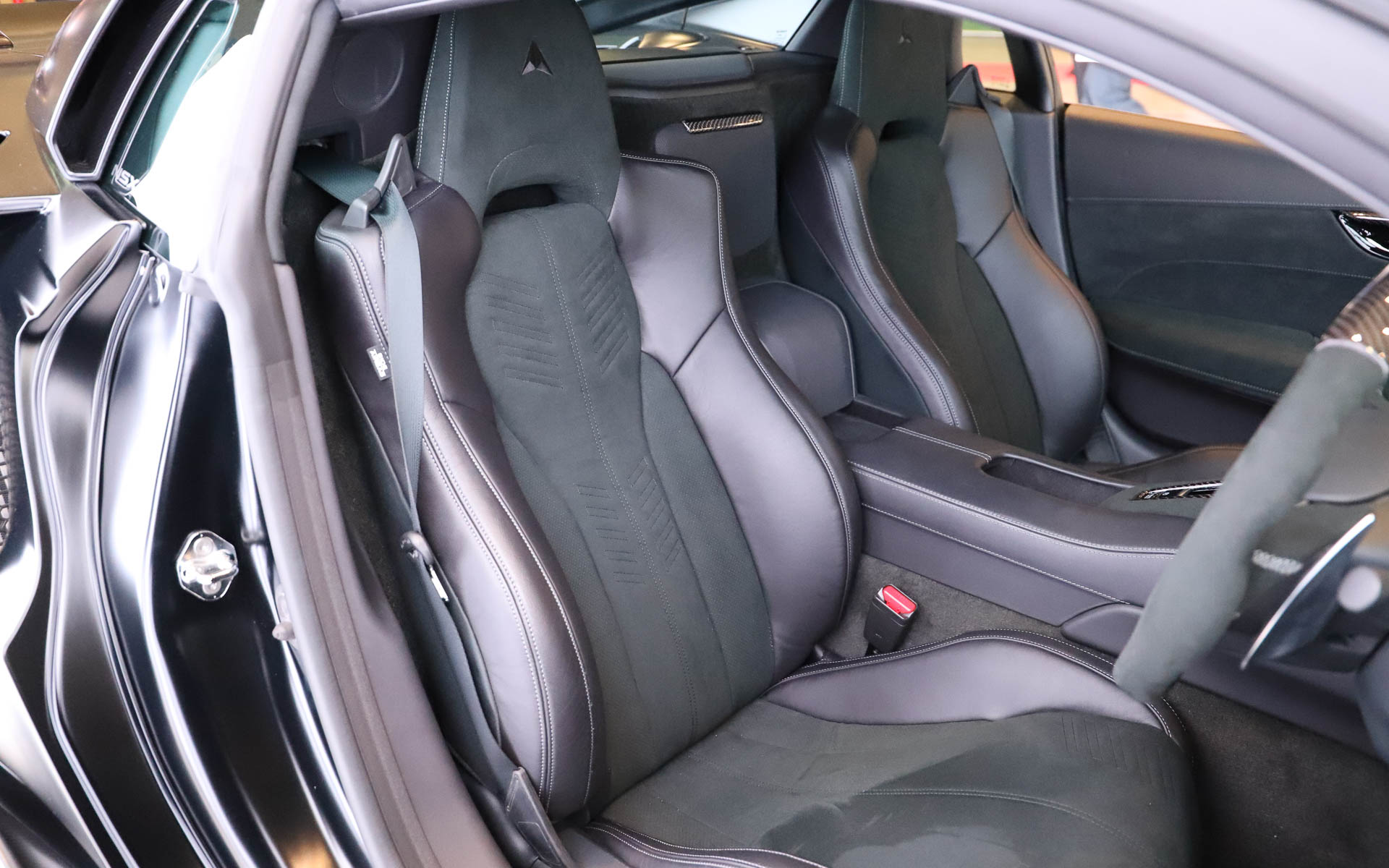 シート表皮はすべて張り替えられ、ロゴの刺繍などが施される