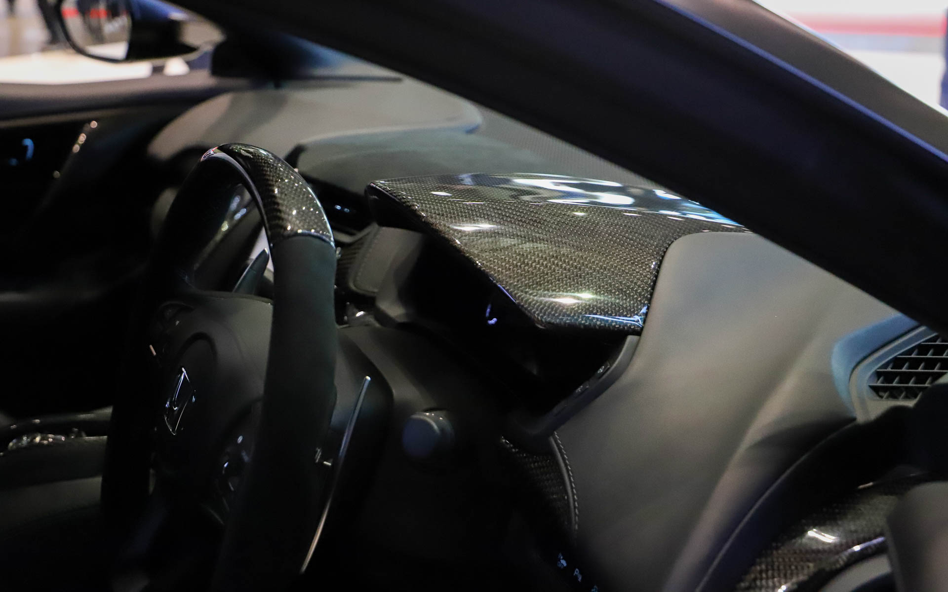 内装の各部位にカーボン素材をふんだんに使用