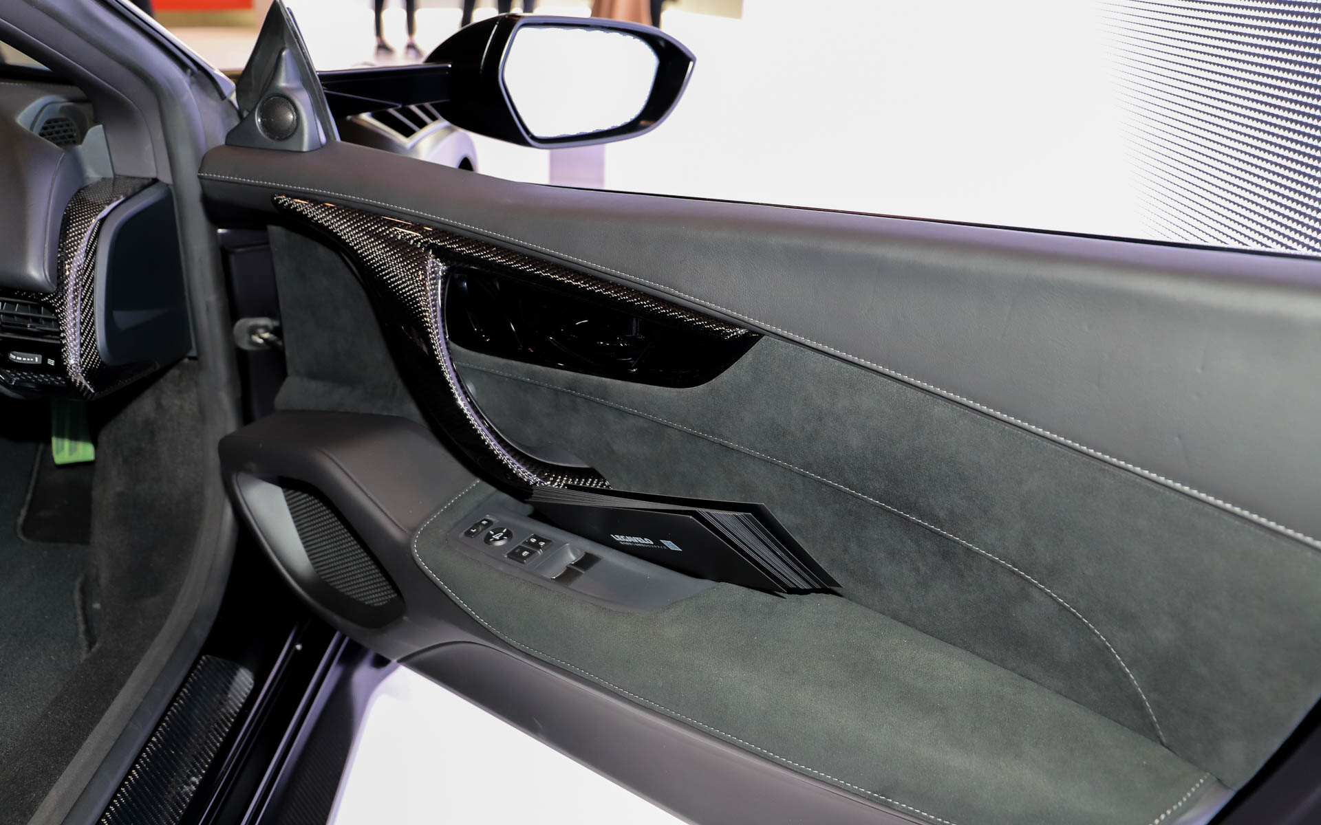 内装の各部位にカーボン素材をふんだんに使用