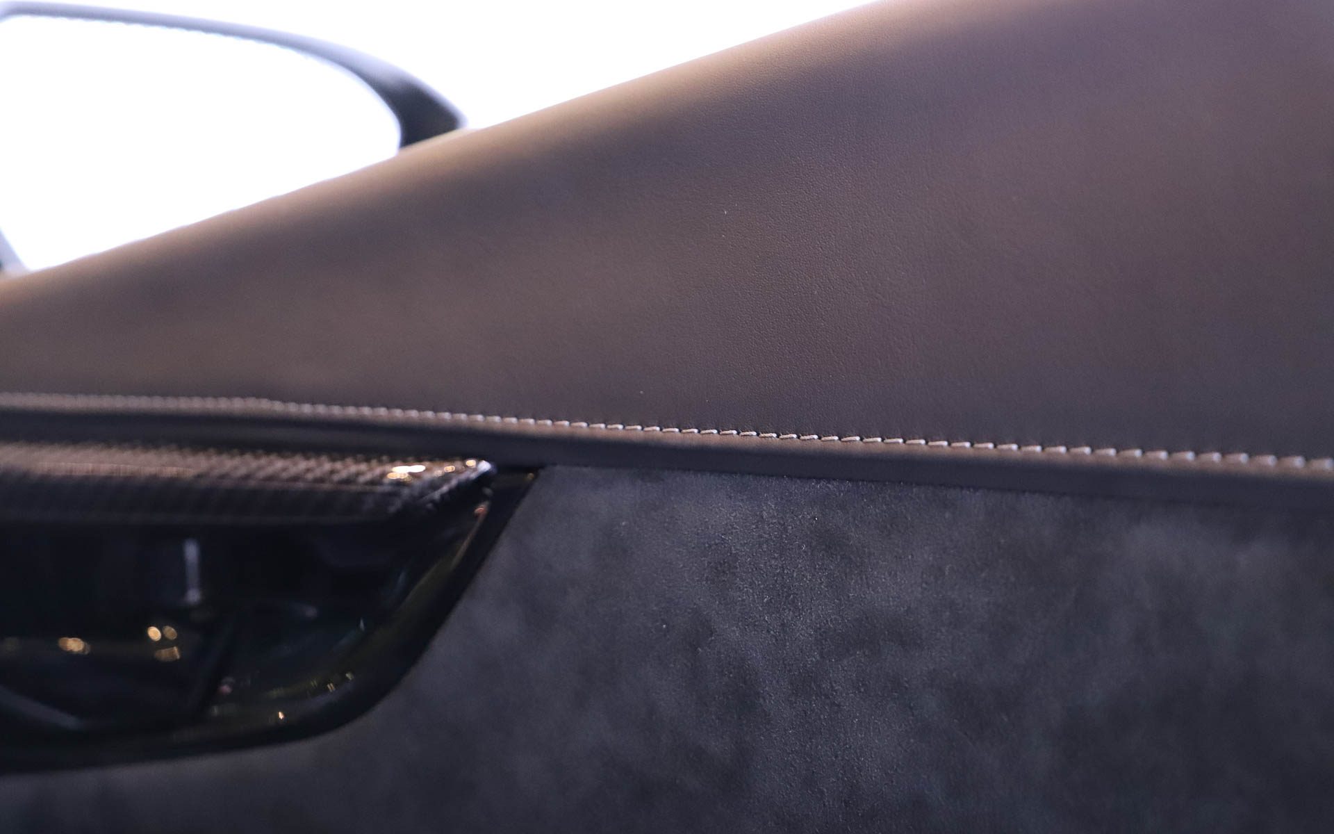 内装の各部位にカーボン素材をふんだんに使用