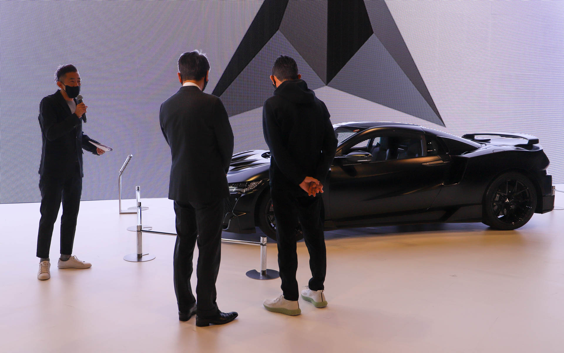 終始和やかな雰囲気で行なわれた小林氏と鈴木氏のトークセッション。最後には「あんまりよく見てないんですよ（笑）。近づきがたいなぁ。でも見てるとドキドキするなぁ」と話しながらリガヴェロを見ていた