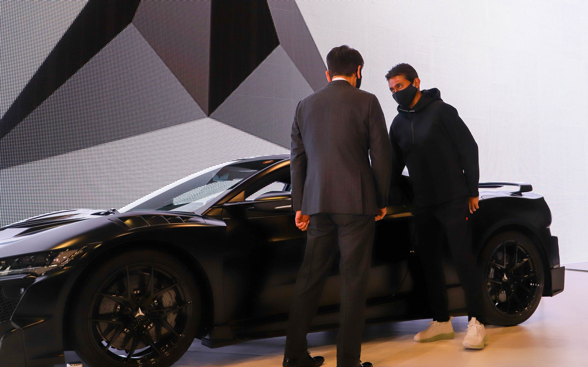 終始和やかな雰囲気で行なわれた小林氏と鈴木氏のトークセッション。最後には「あんまりよく見てないんですよ（笑）。近づきがたいなぁ。でも見てるとドキドキするなぁ」と話しながらリガヴェロを見ていた