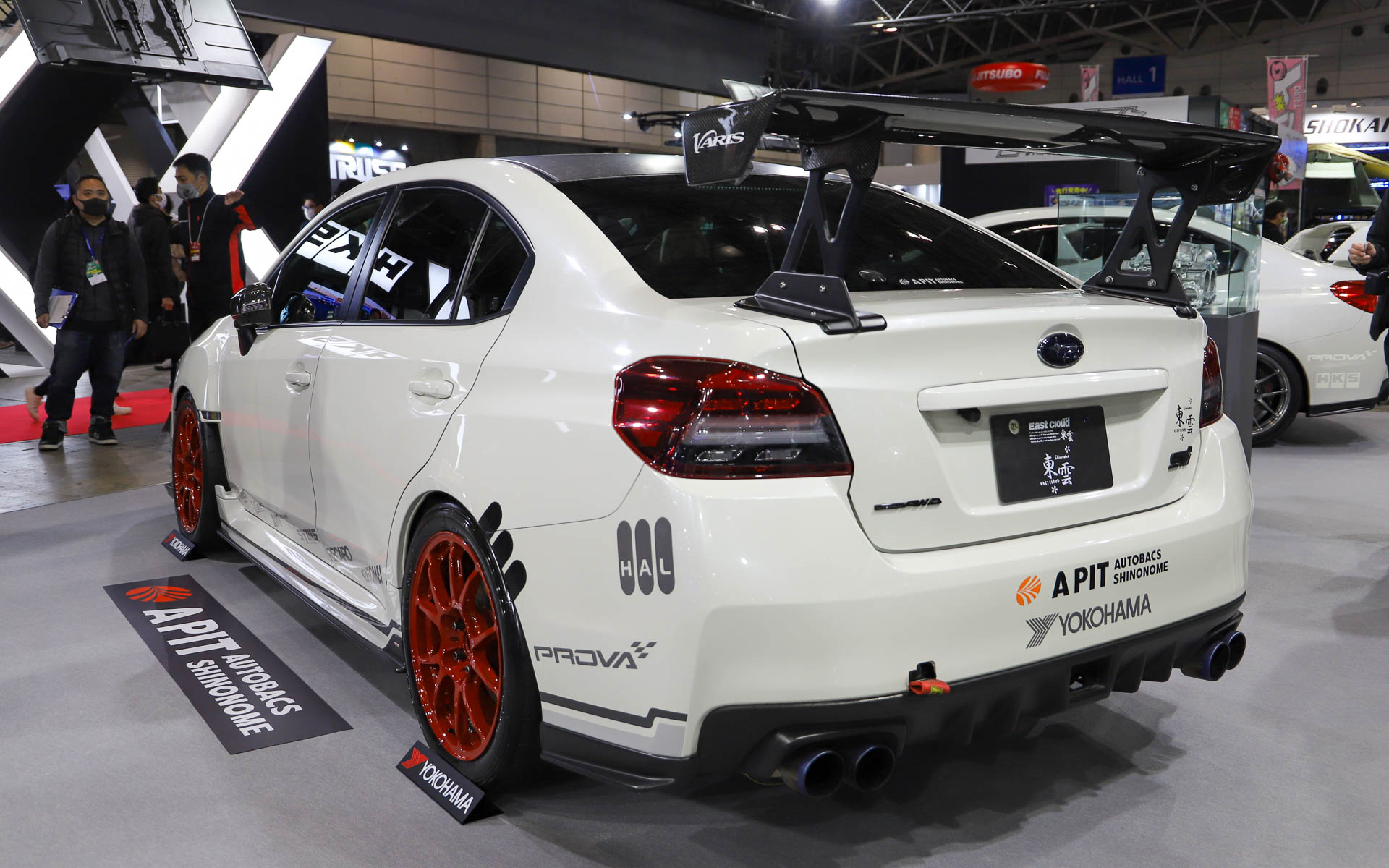 A PIT AUTOBACS SHINONOMEがカスタマイズを手がけたスバル「WRX STI」。公道走行が可能でありながらも、サーキットでのタイムアタックもできるようカスタマイズがほどこされている。このカスタマイズカーを制作したことから製品化されたアイテムも多くある。なお、カスタマイズはすべて“合法”とのこと