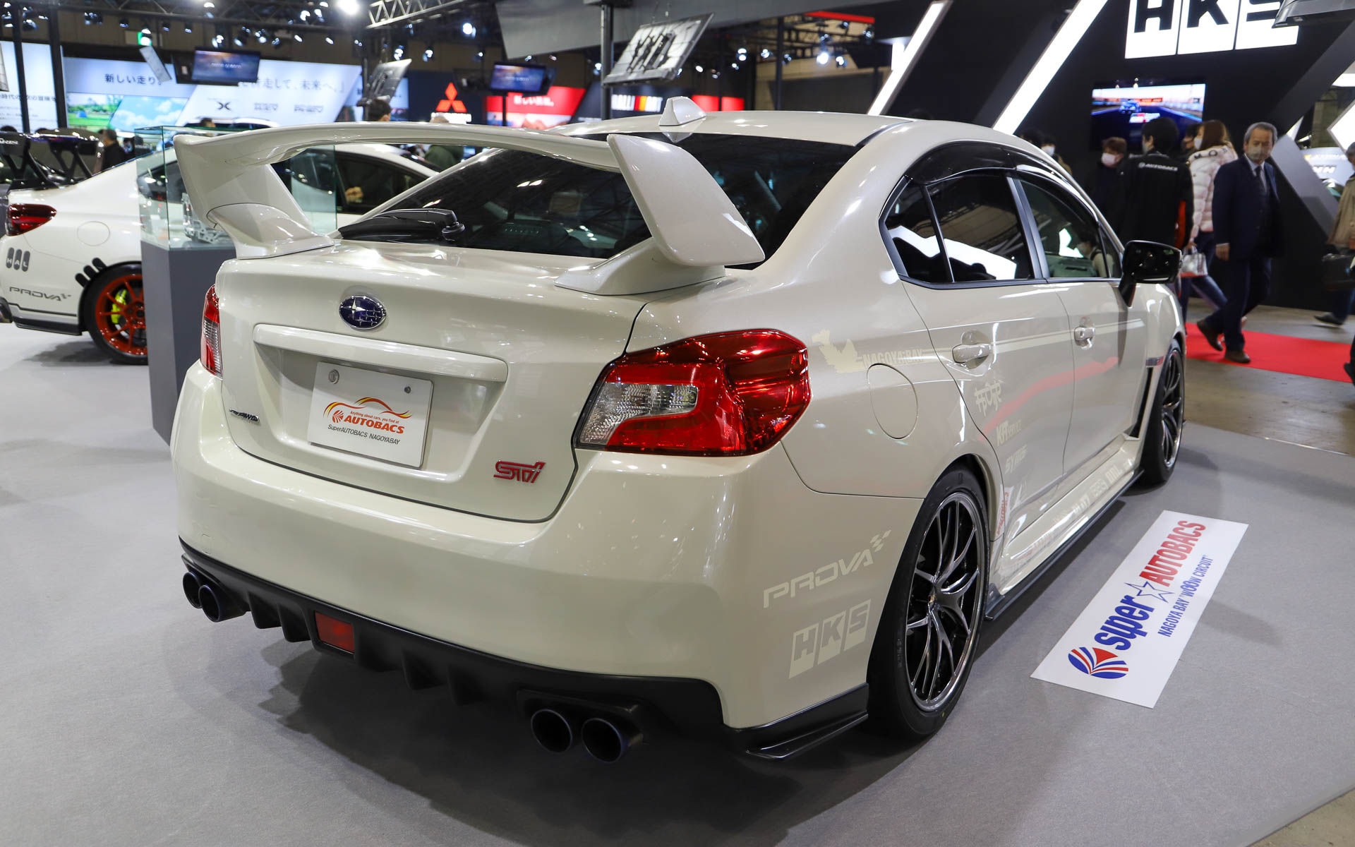 スーパーオートバックスNAGOYABAYがカスタマイズを手がけたWRX STI。展示されている車両はスタッフのマイカーだという。「普段乗っているクルマでも速く走れることを目指してカスタマイズしている」といい、使用パーツはすべてオートバックスで販売しているものを使用しているため、まったく同じ仕様にすることもできるそうだ。ただし、セッティングなどの“スパイス”まで同じにするには、スーパーオートバックスNAGOYABAYでの作業が必須となる