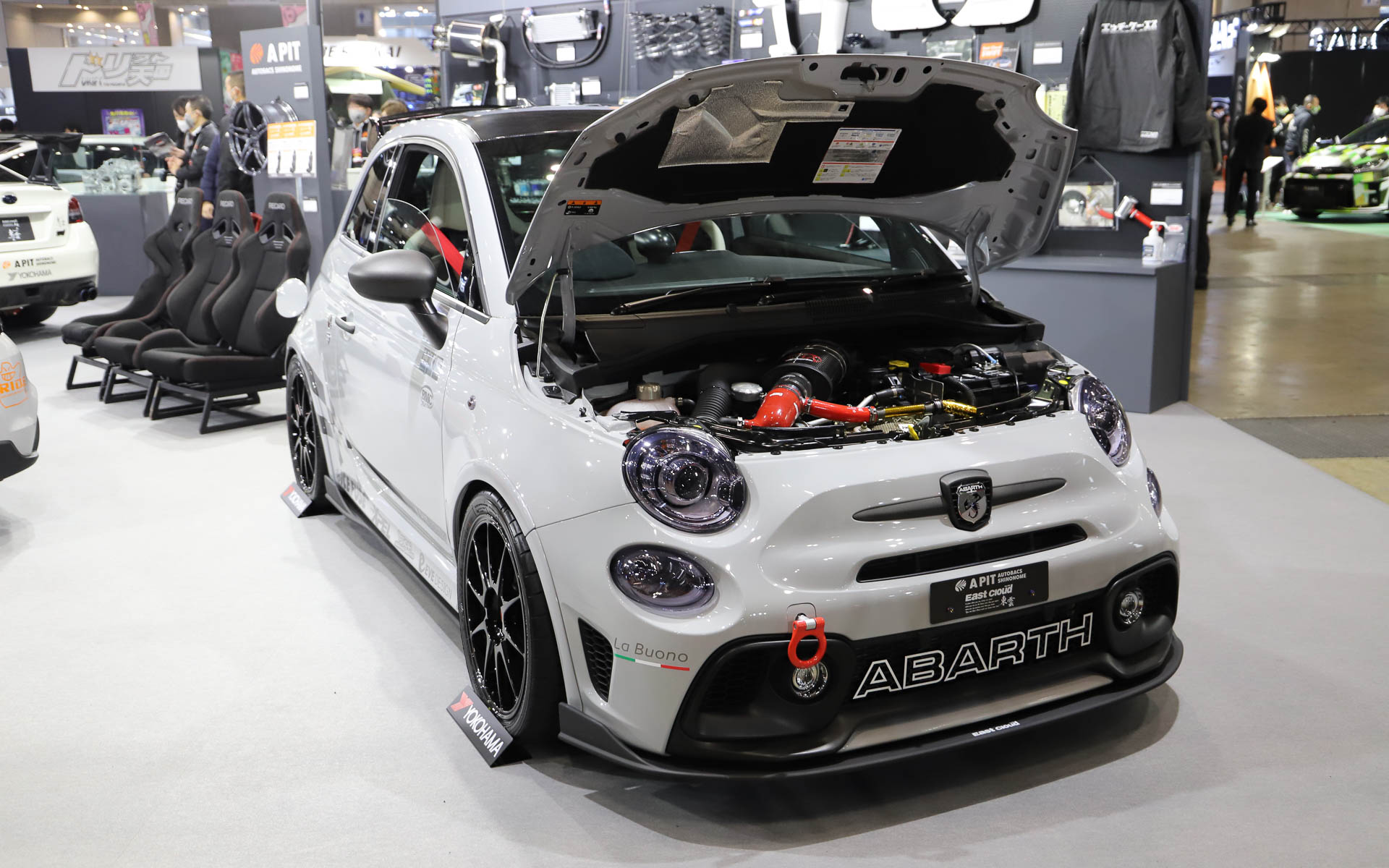 そのほかにも複数のカスタムカーを展示