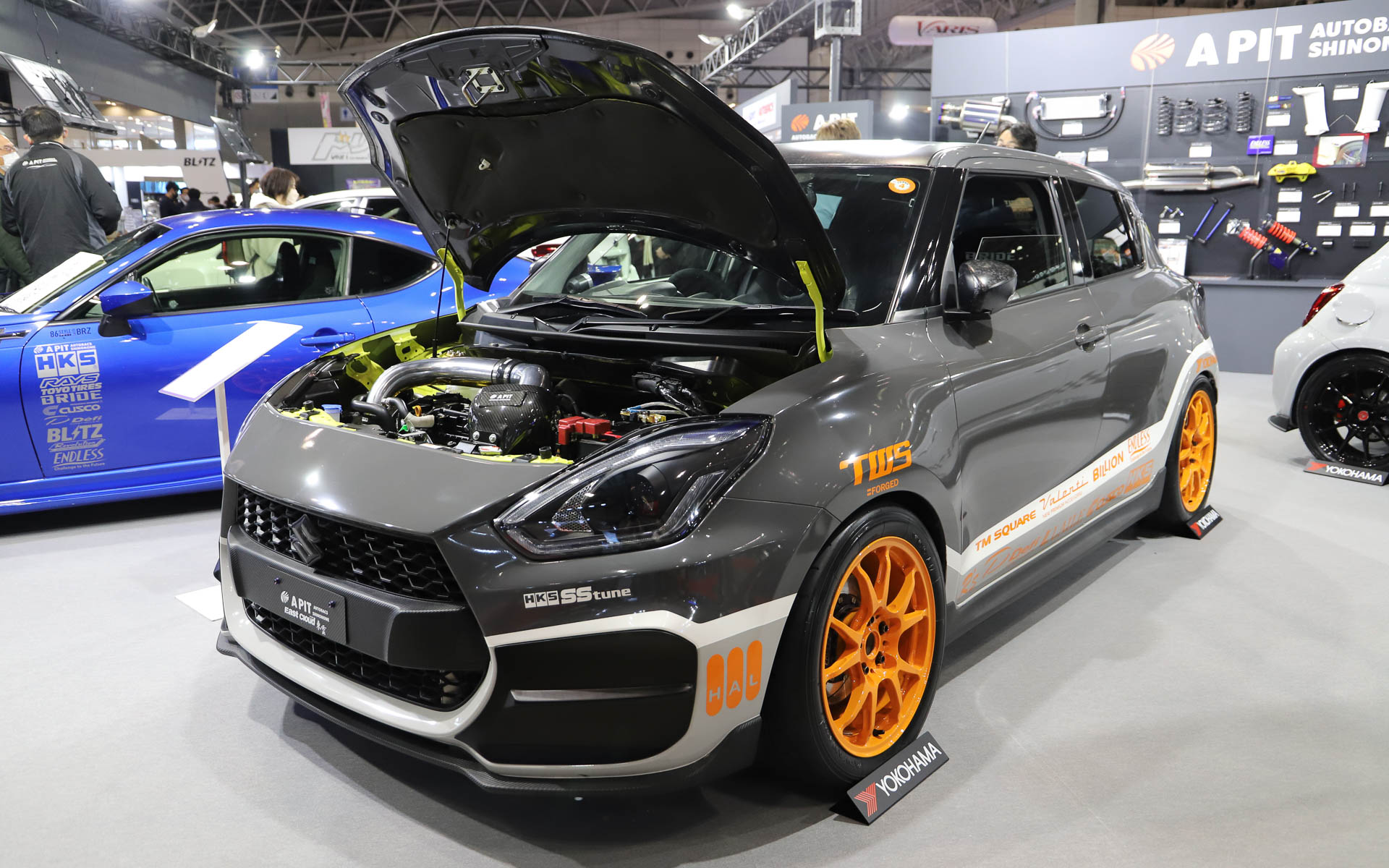 そのほかにも複数のカスタムカーを展示