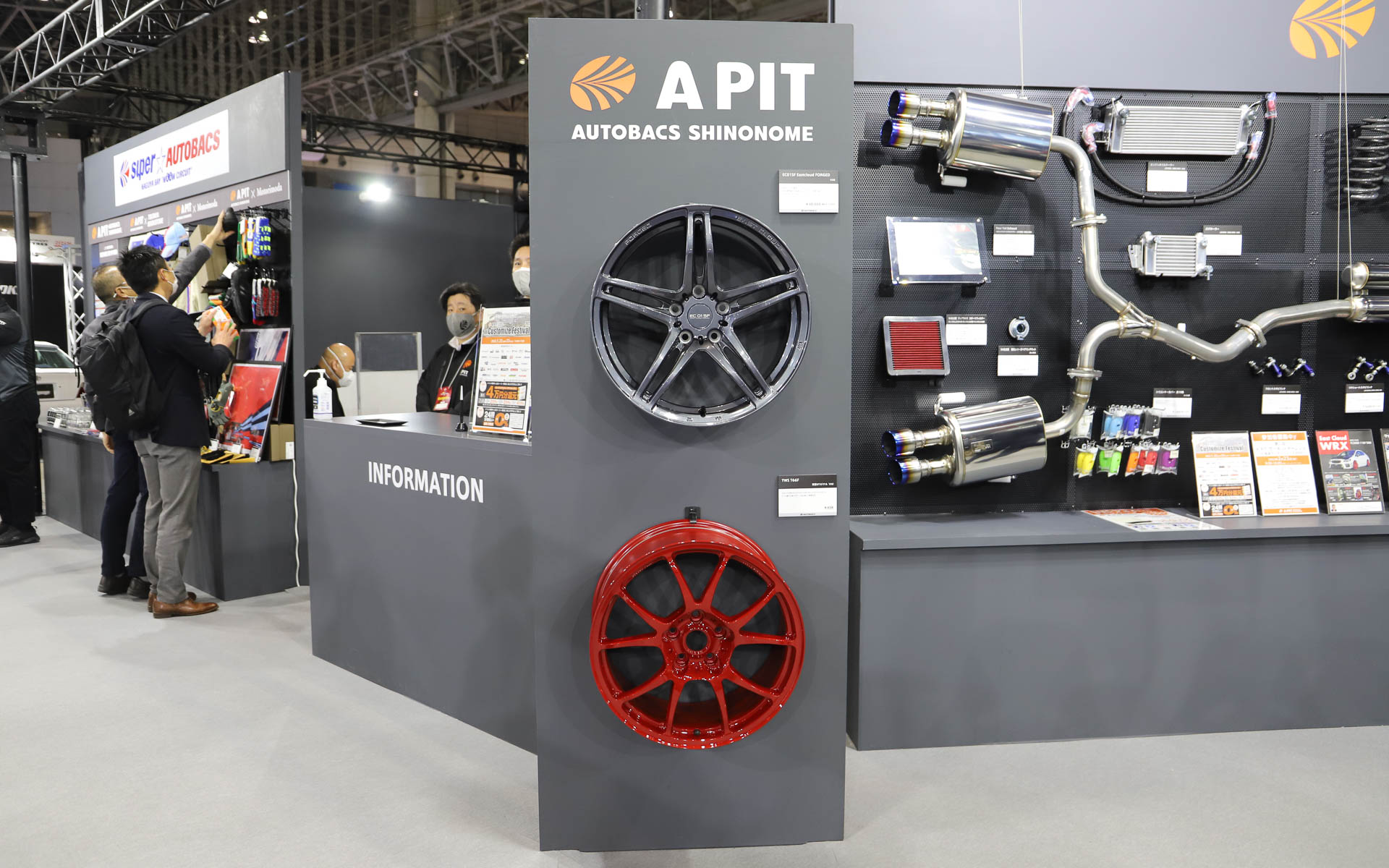 パーツやグッズ、シート、ホイールなども展示。実際に販売している