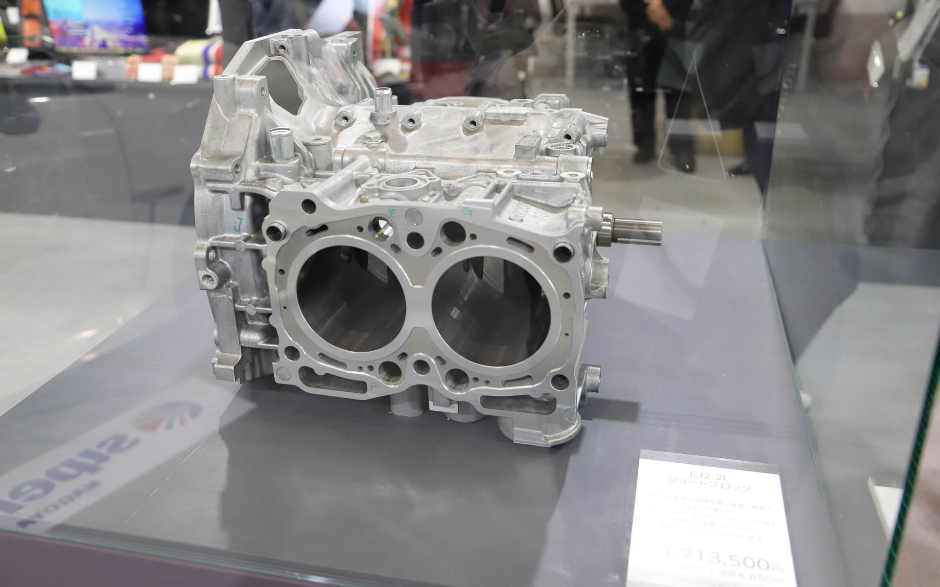 パーツやグッズ、シート、ホイールなども展示。実際に販売している