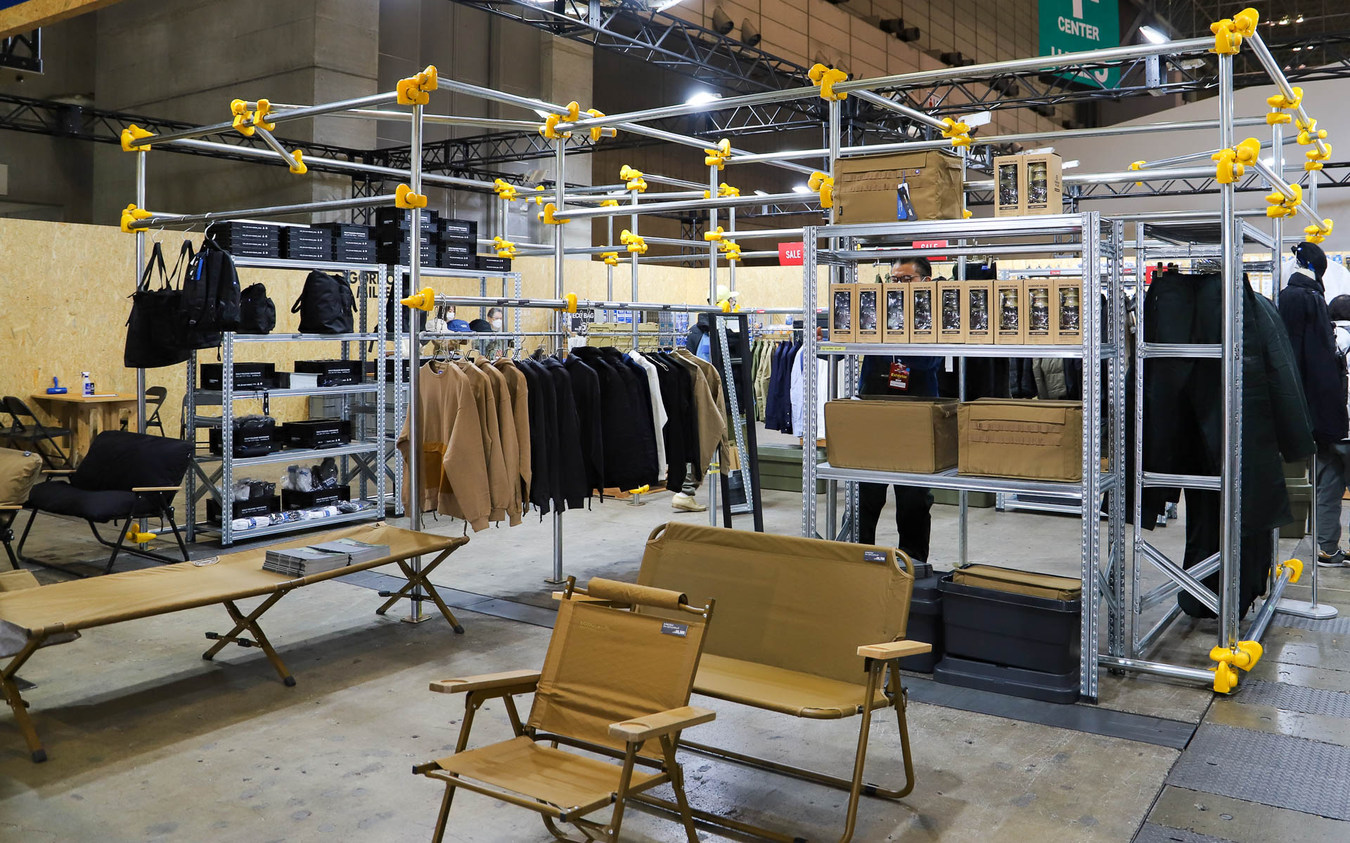 ボックスや洗車グッズのほかにも、ステッカーやアパレルといった普段なかなか手にして見られないアイテムも数多く取り揃える