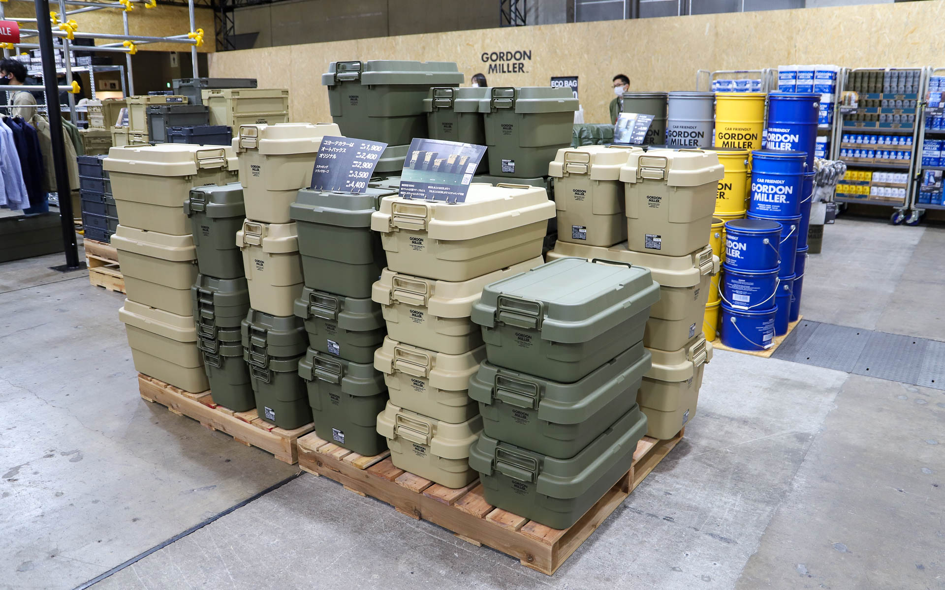 ボックスや洗車グッズのほかにも、ステッカーやアパレルといった普段なかなか手にして見られないアイテムも数多く取り揃える