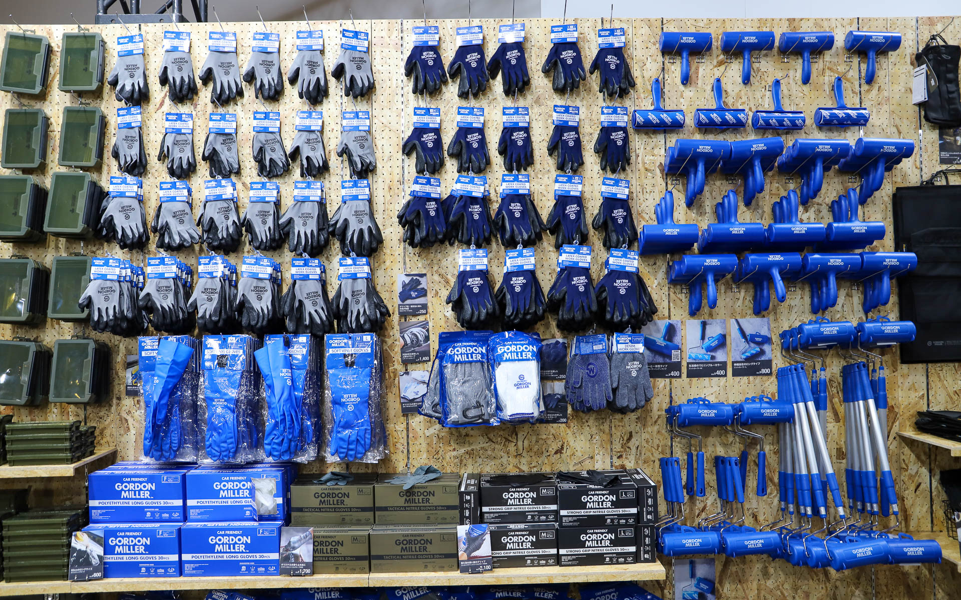 ボックスや洗車グッズのほかにも、ステッカーやアパレルといった普段なかなか手にして見られないアイテムも数多く取り揃える