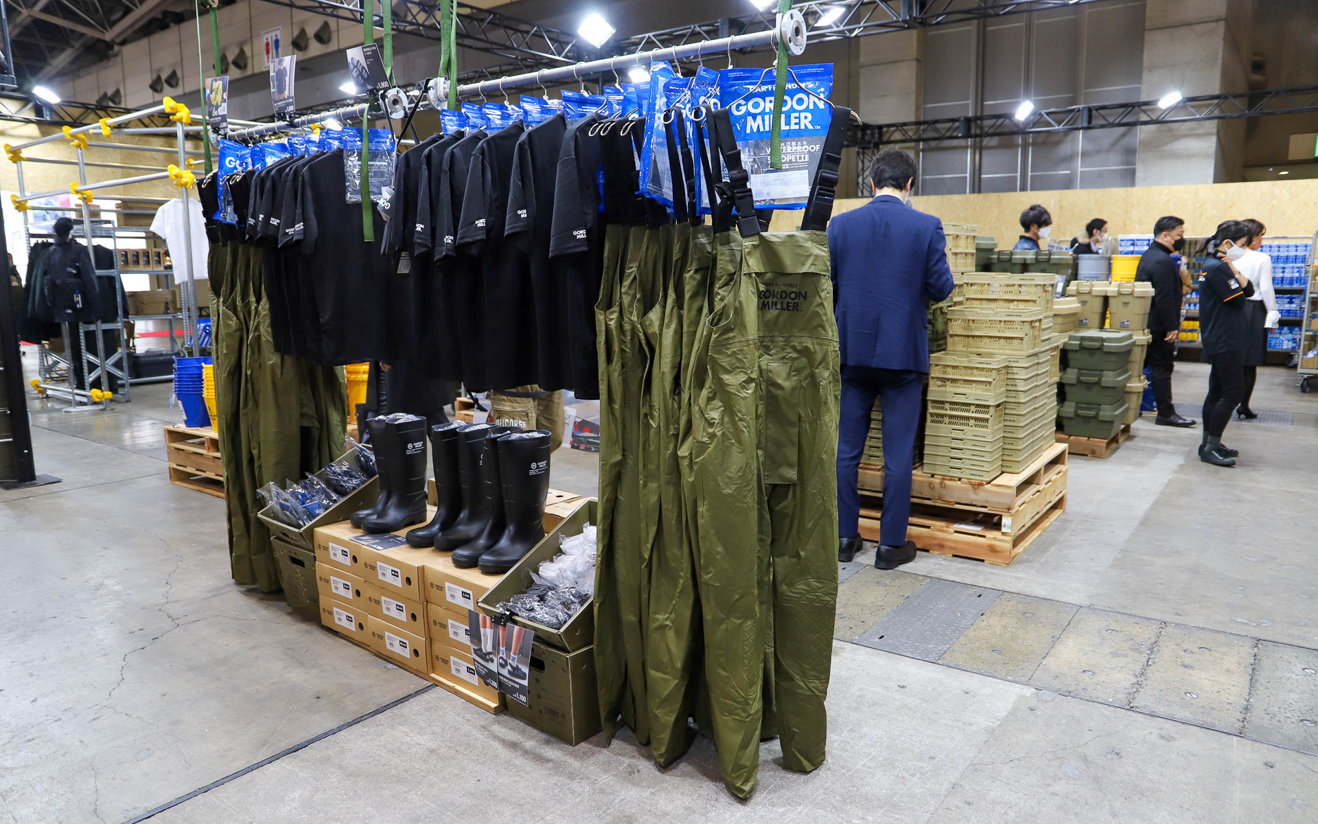 ボックスや洗車グッズのほかにも、ステッカーやアパレルといった普段なかなか手にして見られないアイテムも数多く取り揃える