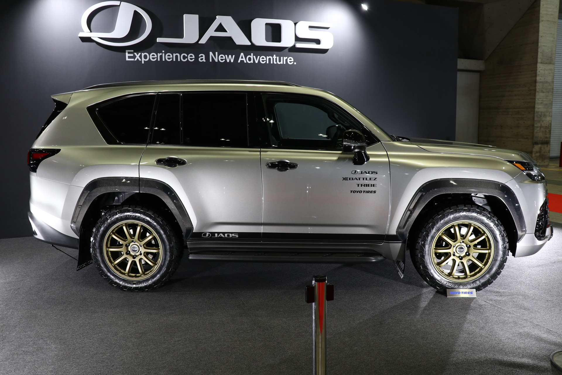 カーボンパーツとホイールによって洗練されながらもオフロードイメージを協調した