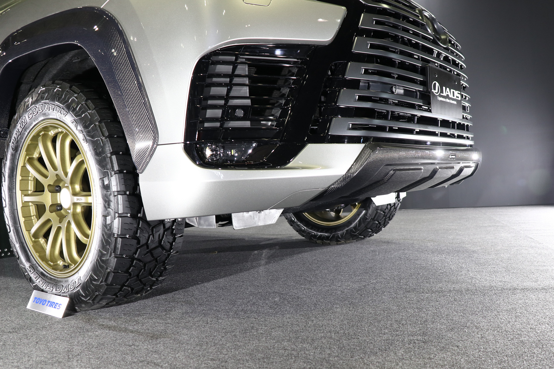 バンパー下にフロントスキッドプロテクターを付け、オーバーフェンダーを装着