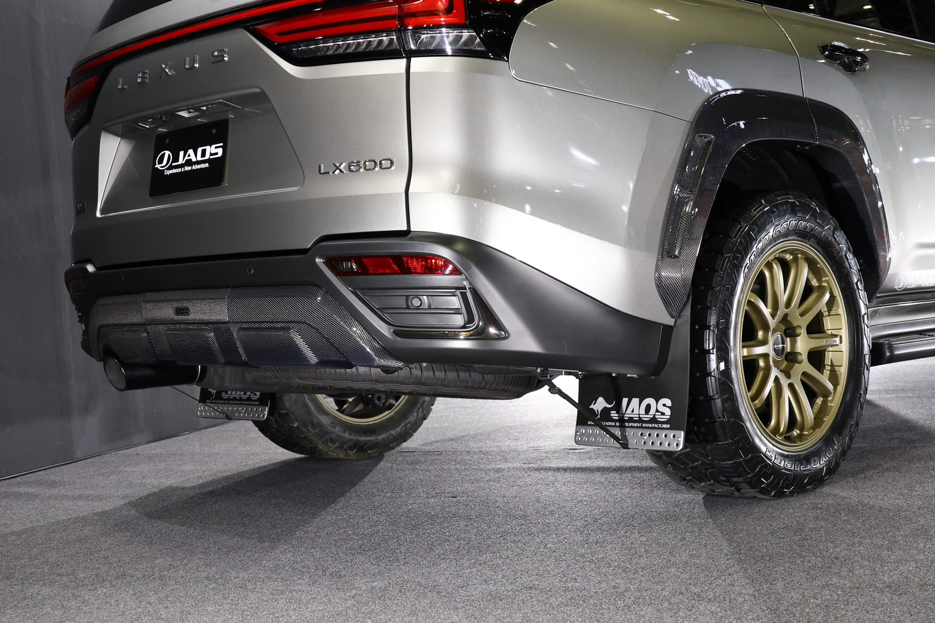 リアにもスキッドプロテクターが付く