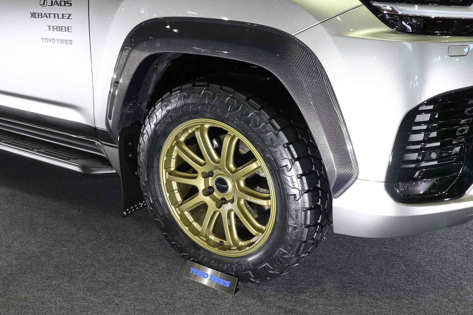 オーバーフェンダーを前後に装着