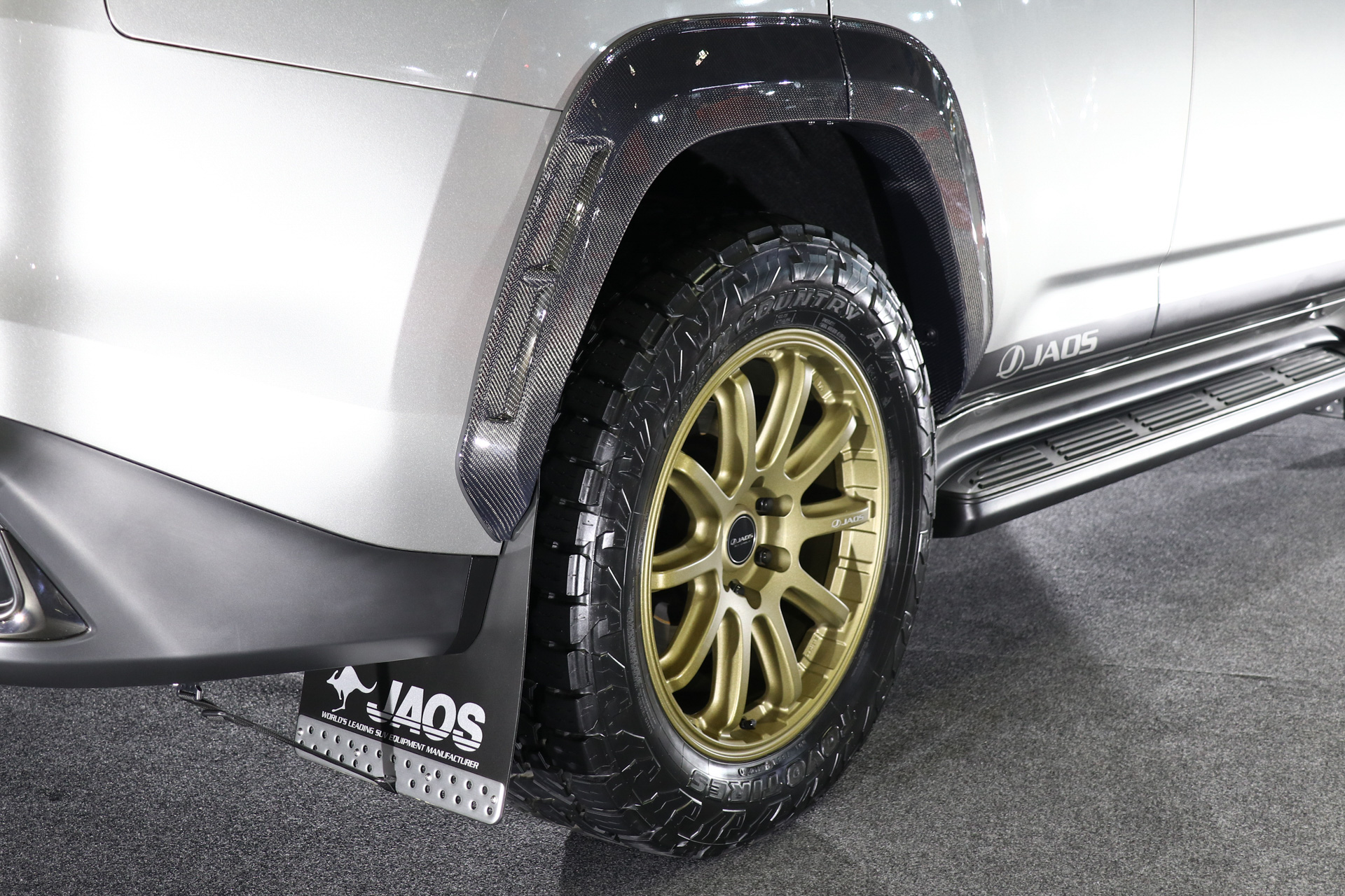 オーバーフェンダーを前後に装着