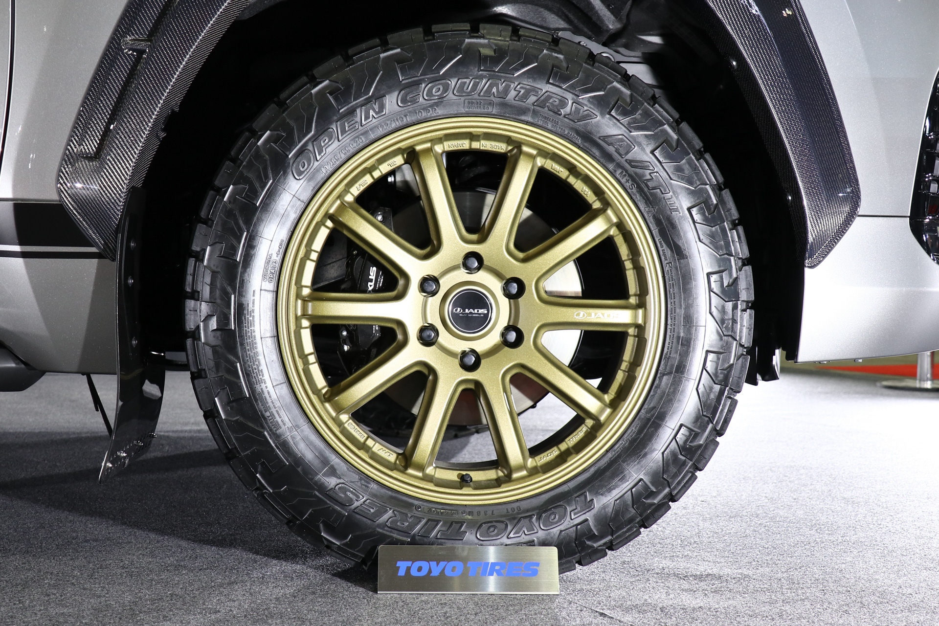 ホイールはエンケイ製のJAOS TRIBEシリーズ、JAOS TRIBE CROSSの20インチを装着。インセットは55と38が用意され38を選ぶとオーバーフェンダーが必須となる