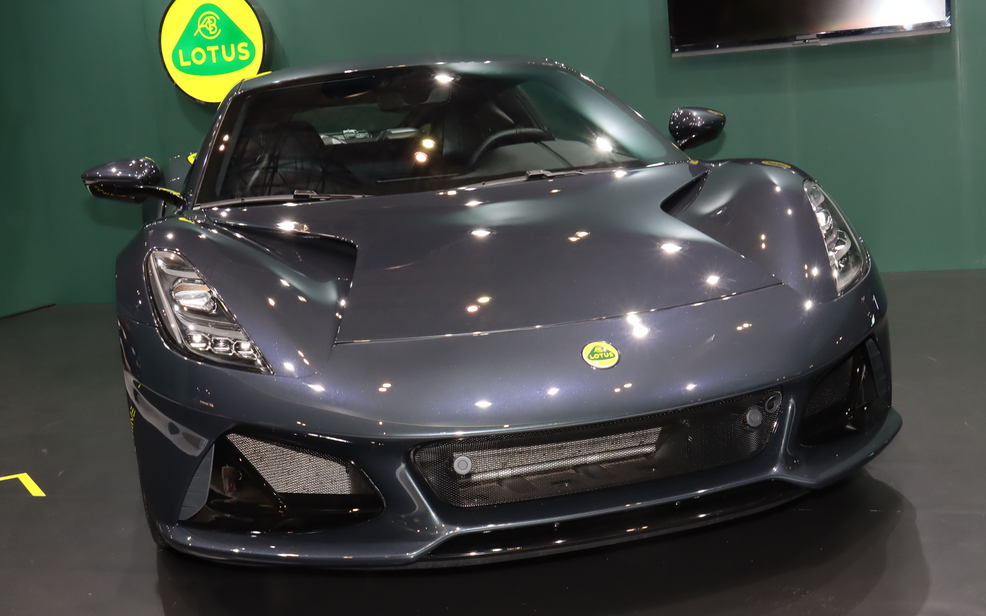 展示車のボディカラーは「シャドーグレー」