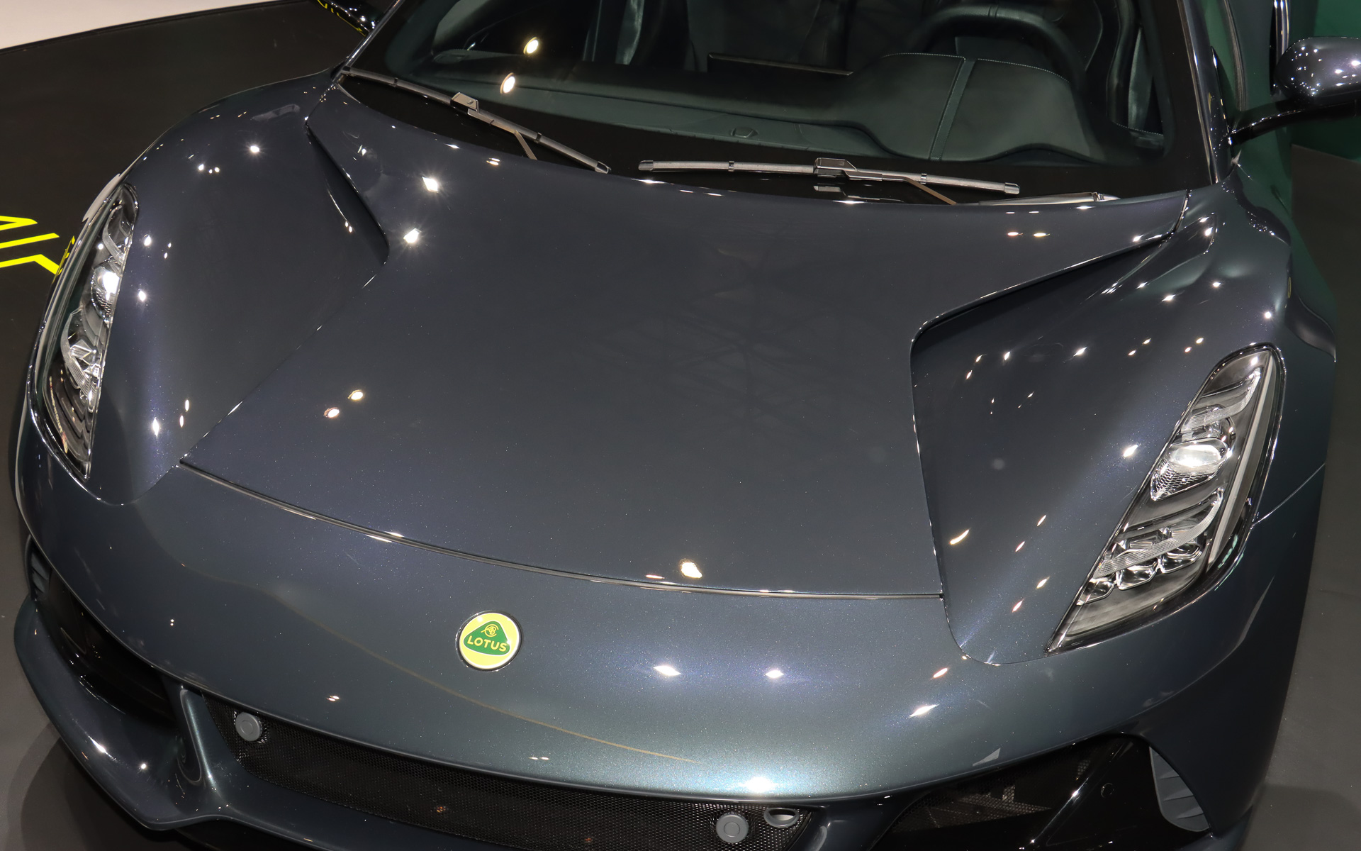 特徴的なスリットをボンネットに備える