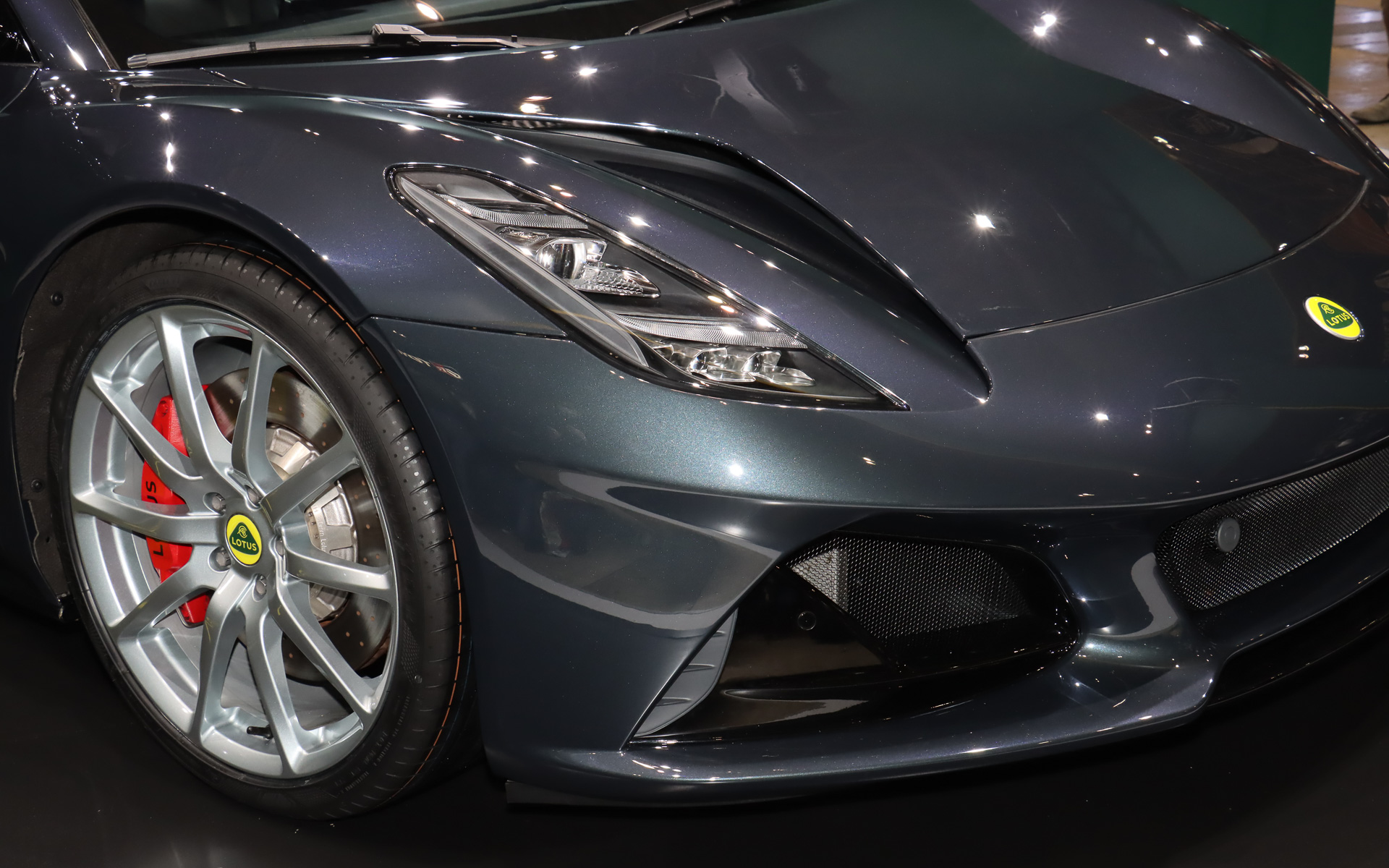 特徴的なスリットをボンネットに備える