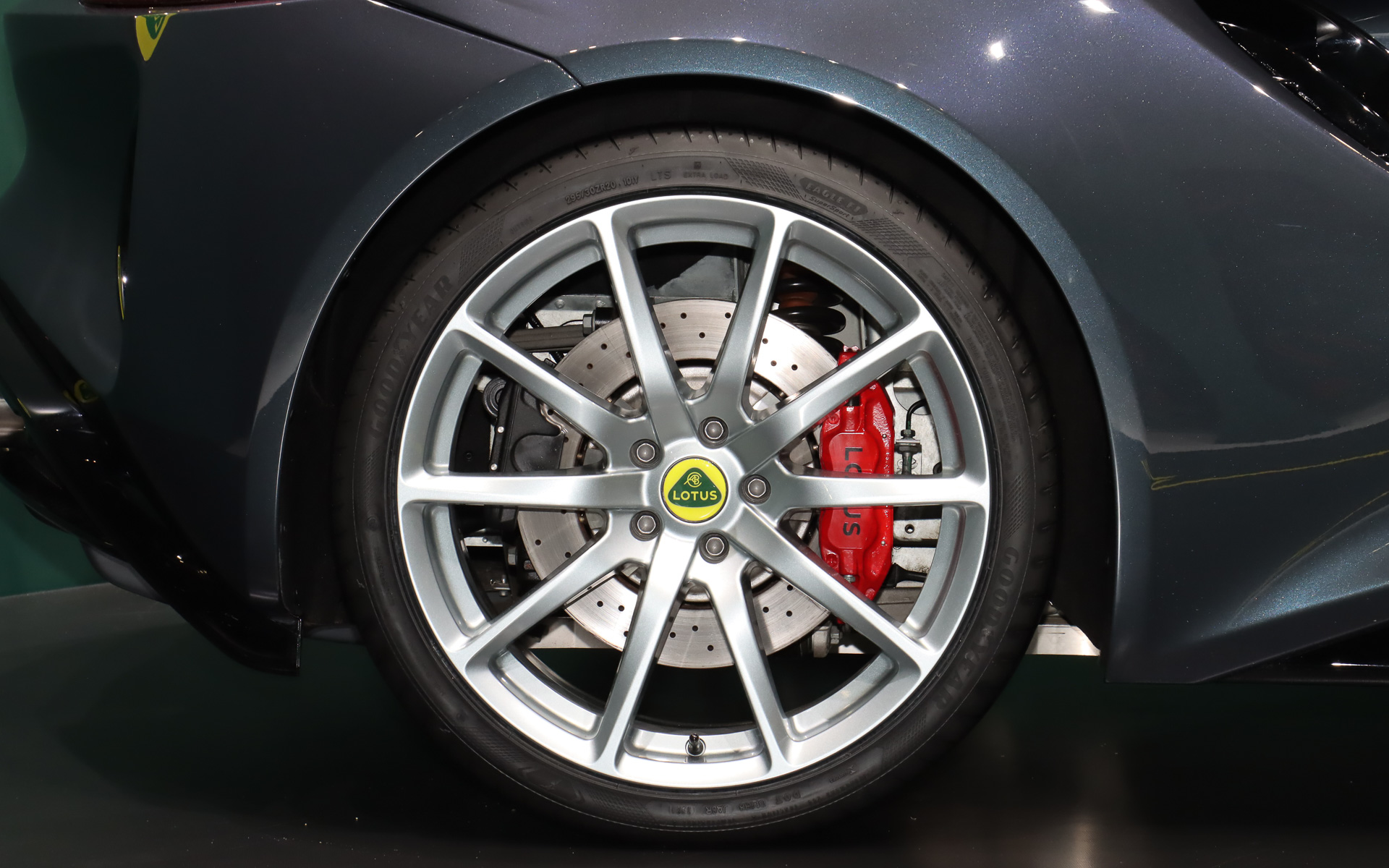 「20インチ超軽量Vスポーク鍛造ダイヤモンドカットアロイホイール」を標準装備