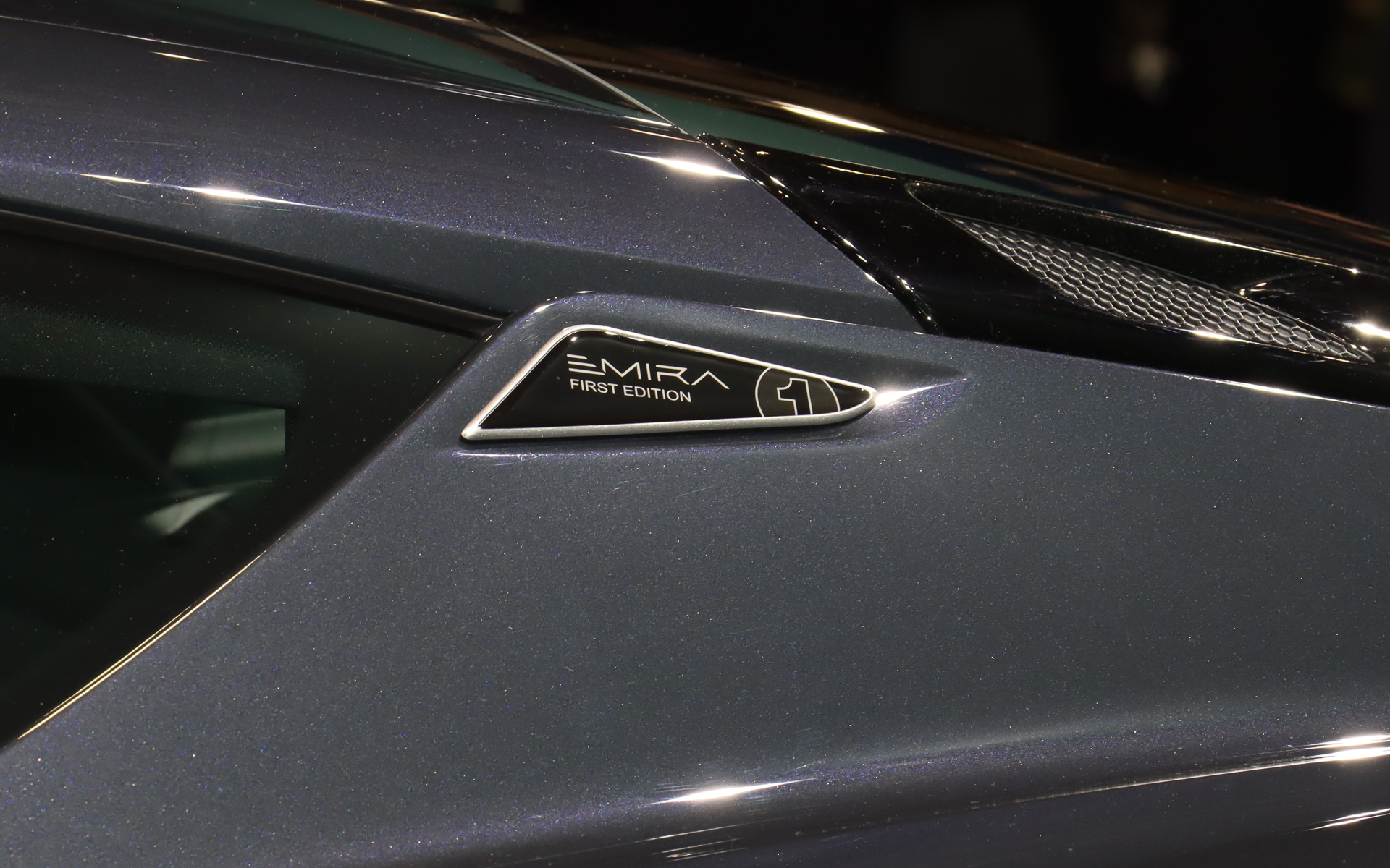 ファーストエディションの専用バッヂを装着