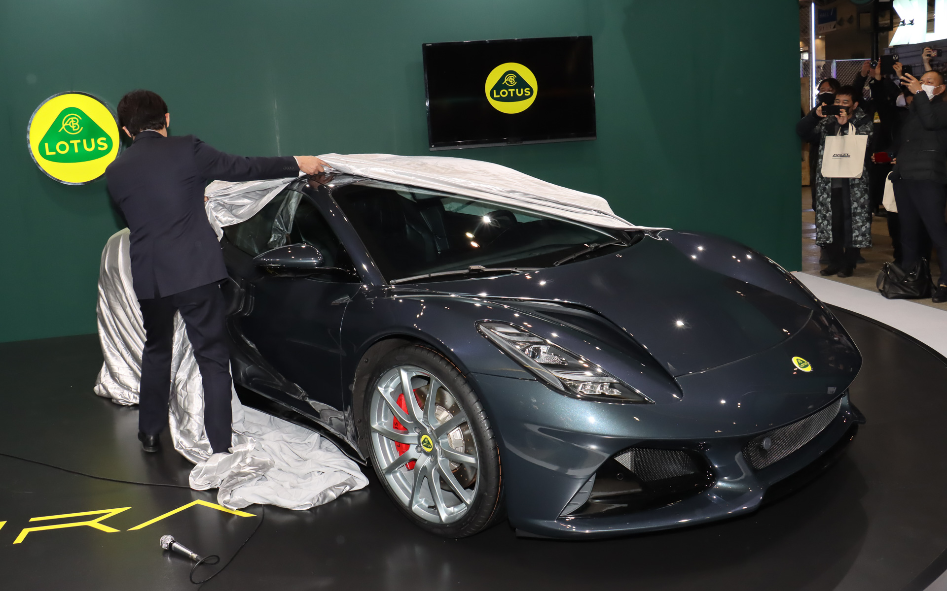 高橋氏の手でアンベールが行なわれ、新規モデルであるエミーラが日本初公開された