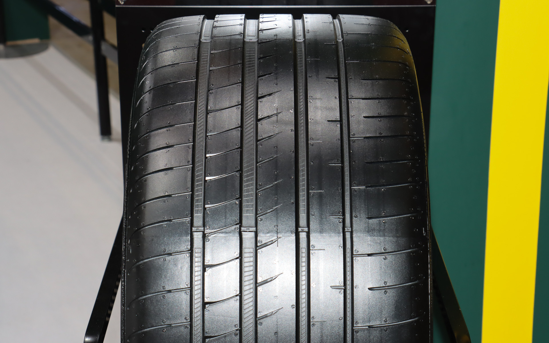 ブース内ではグッドイヤーと共同開発したエミーラ専用タイヤも展示