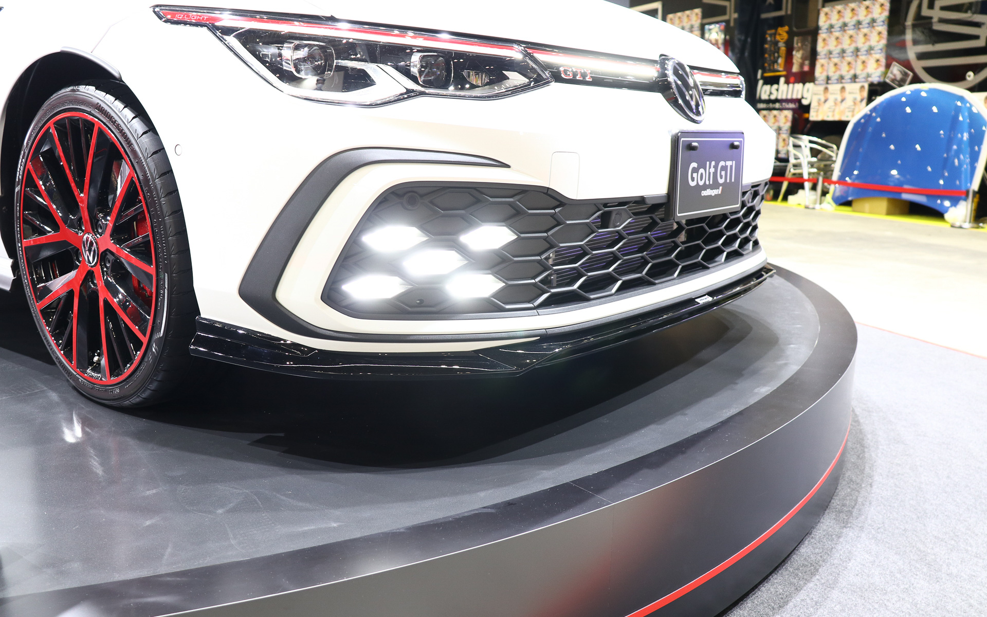 特徴的な5つに光る新型ゴルフ GTIのデイライトの下にはフロントスポイラー
