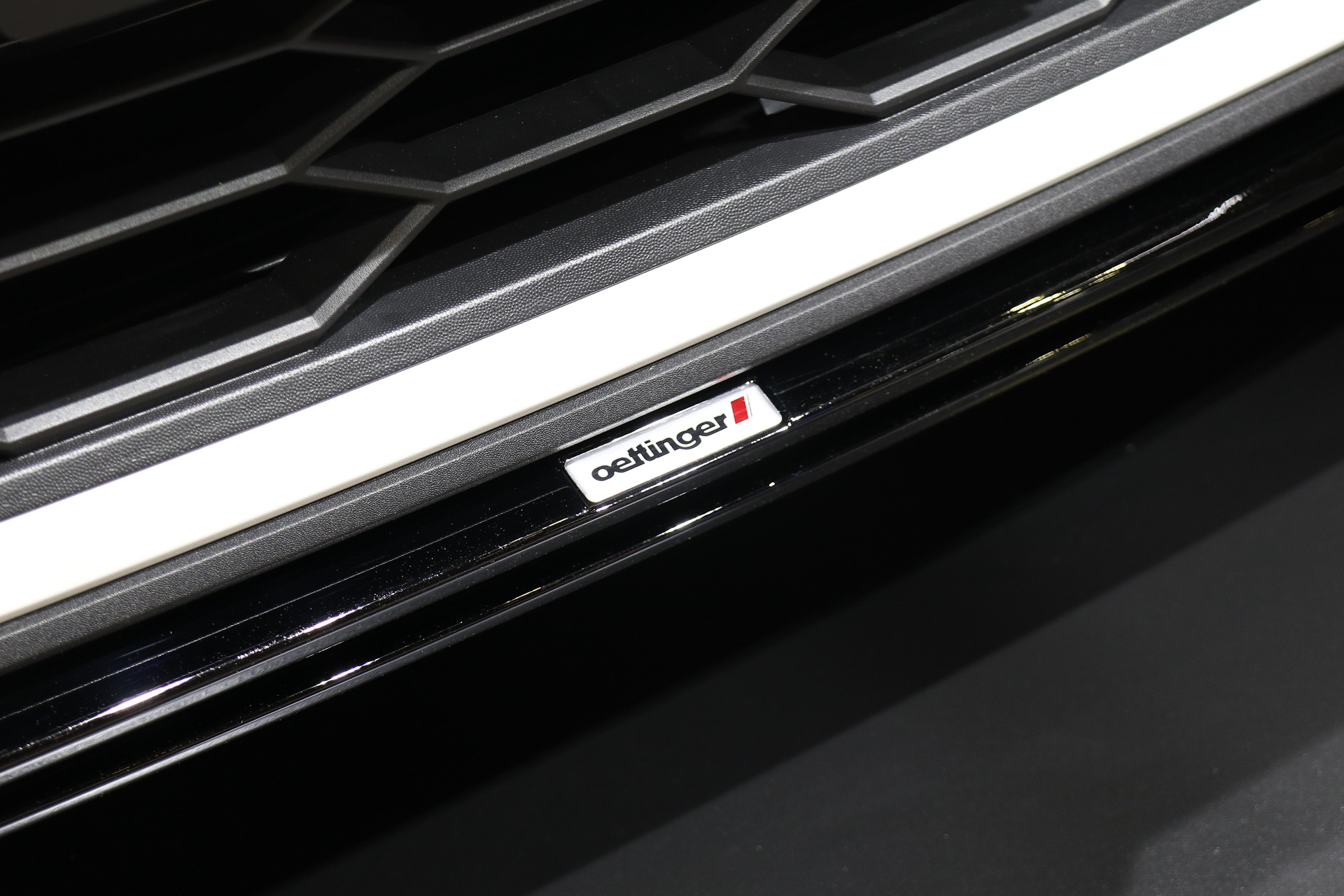 スポイラーには小さく「Oettinger」ロゴプレートが配されている