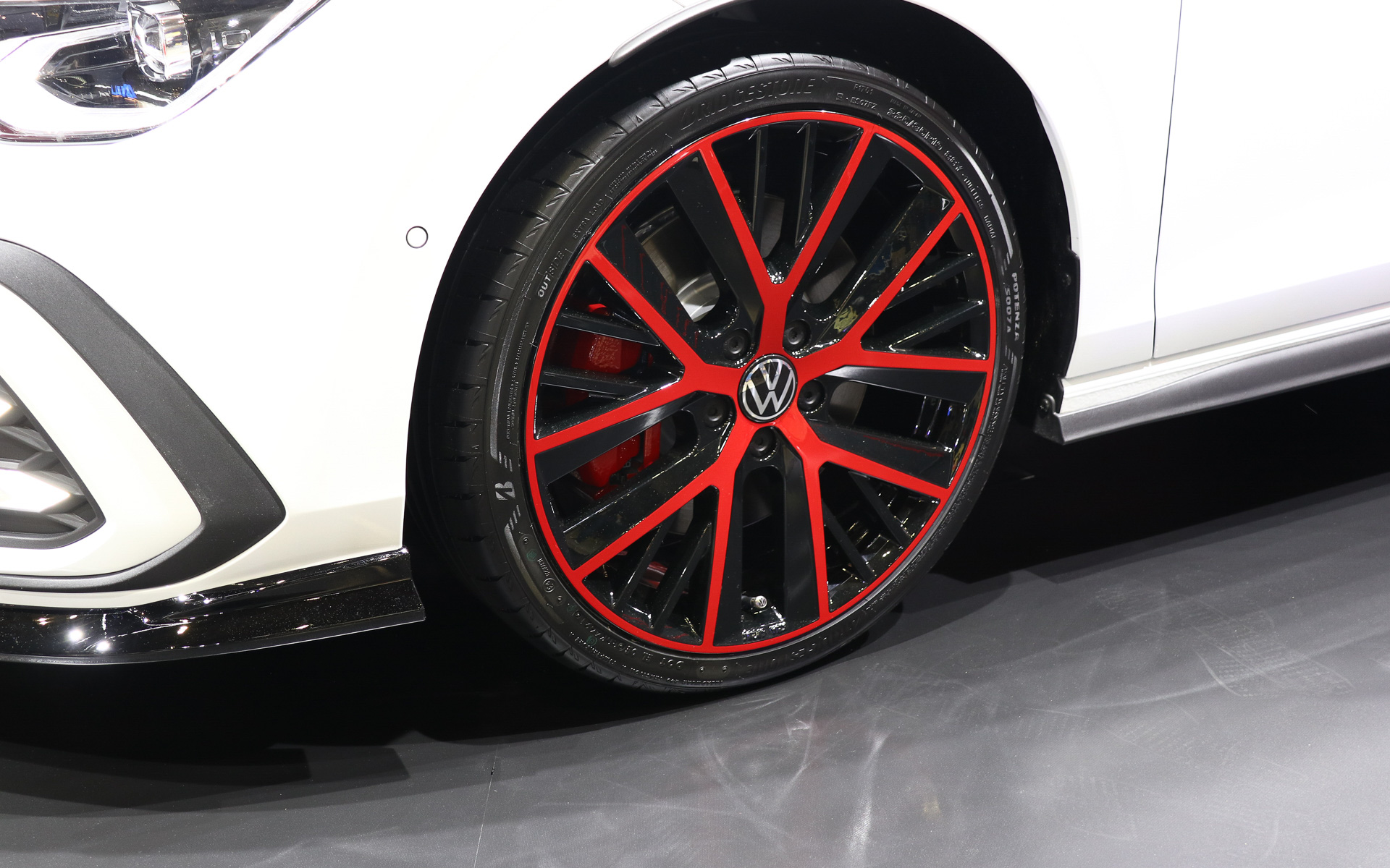 ホイールは純正アクセサリーの19インチタイプ「Twinspoke/ツインスポーク ブラック/トルネードレッドを装着