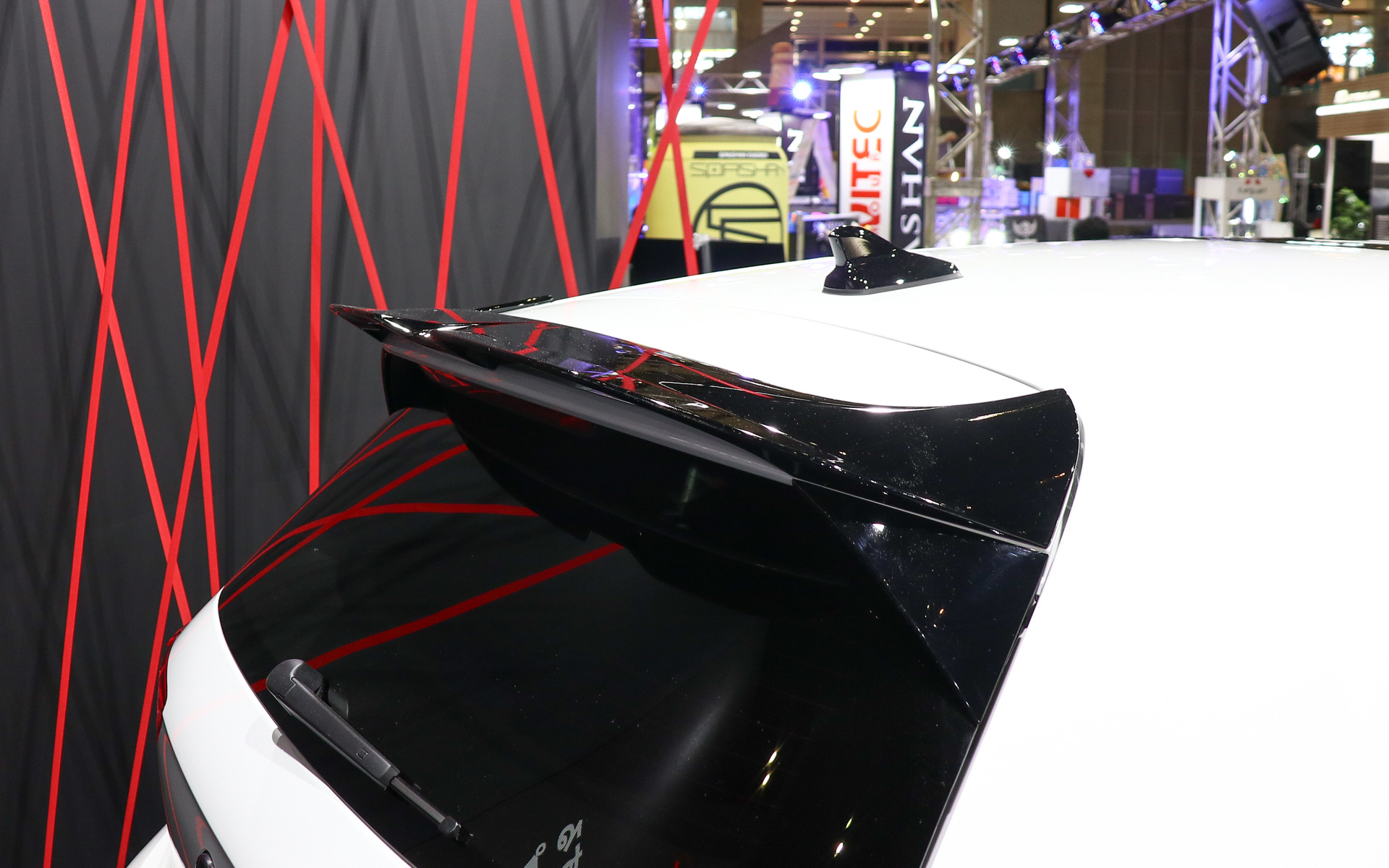 ルーフスポイラーは後端がセパレートタイプとなるGTI専用