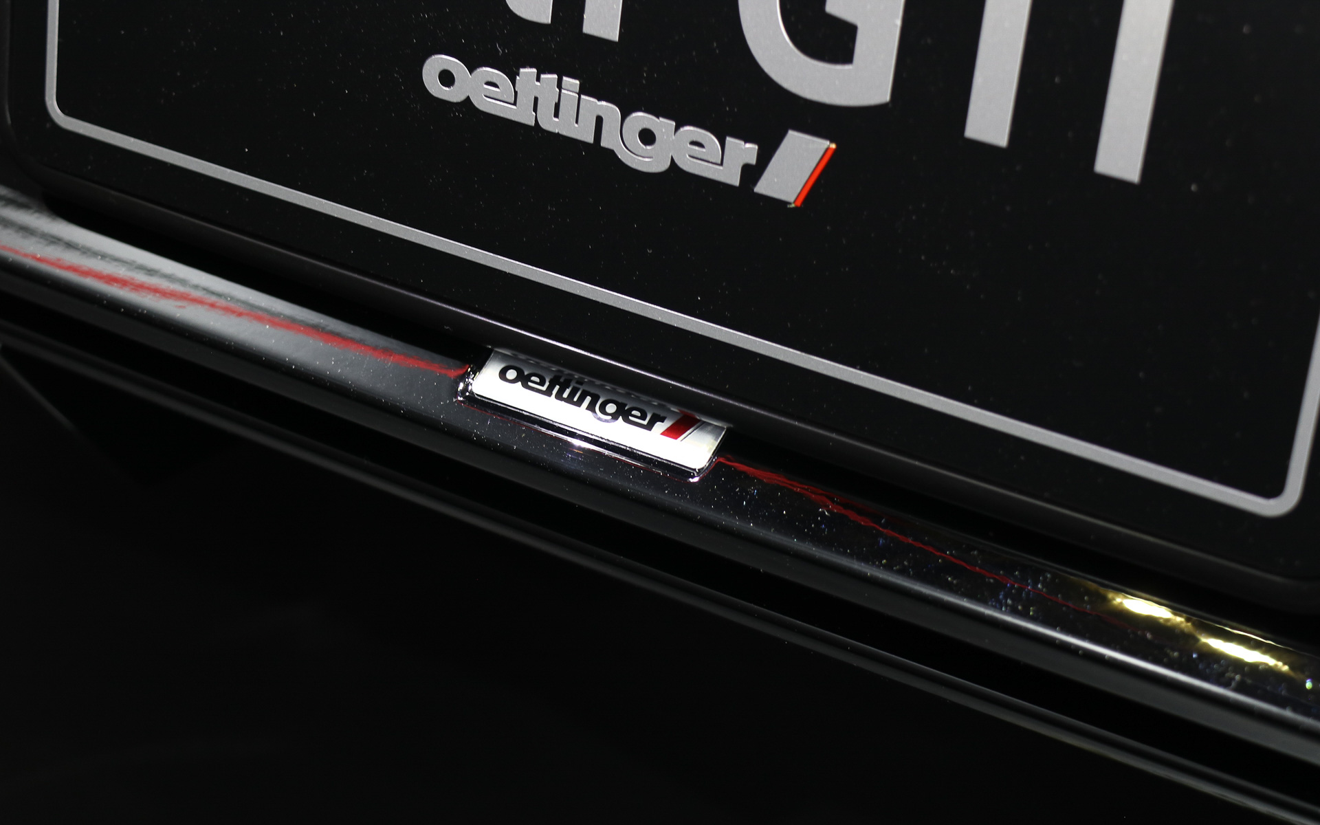 リアディフューザーにも「Oettinger」のロゴプレートが付いている