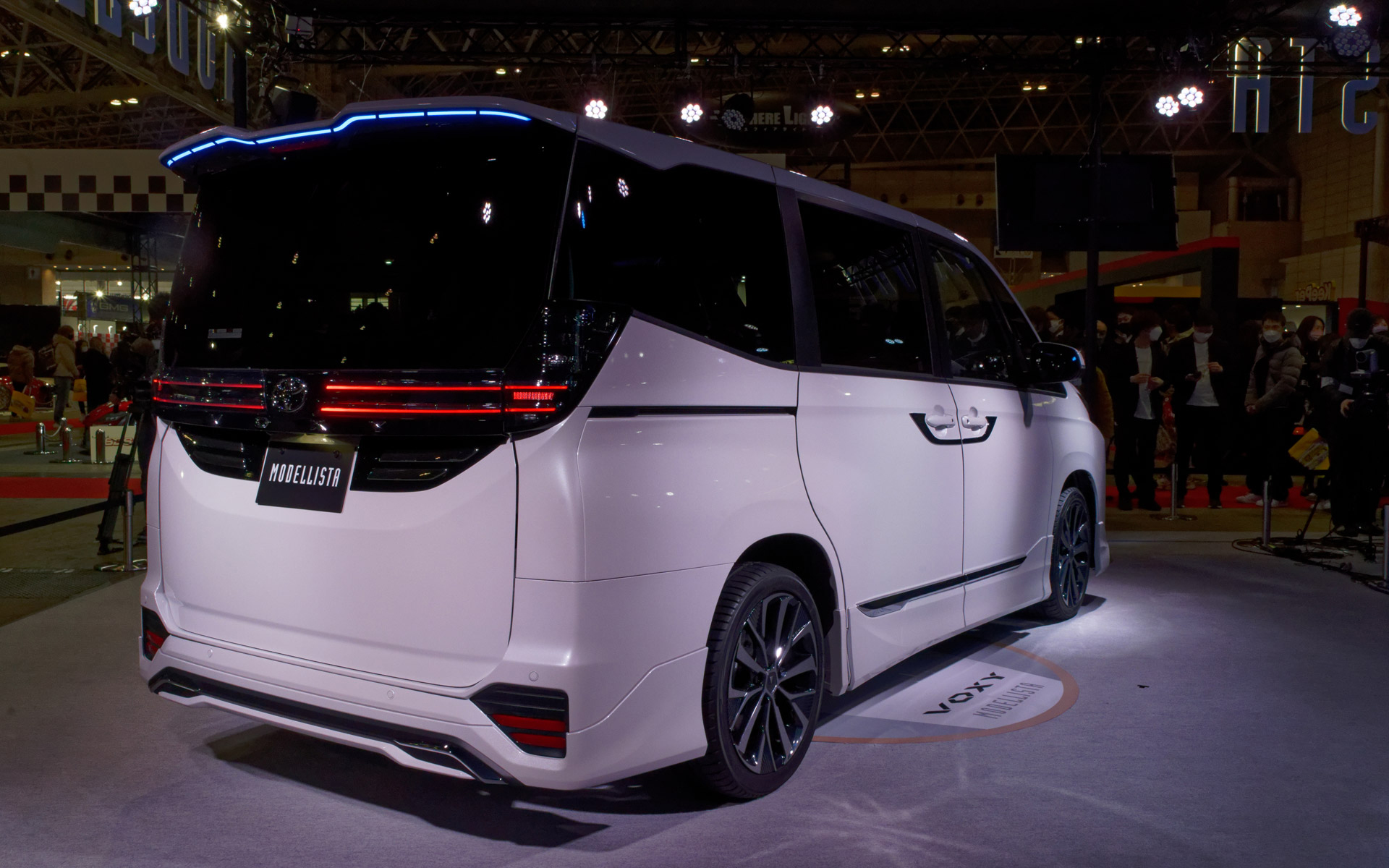 カスタマイズパーツを装着した新型ヴォクシー