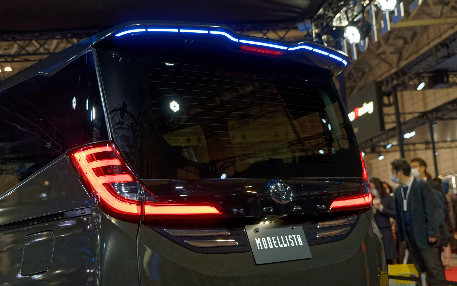 新型ノアの「イルミルーフスポイラー」